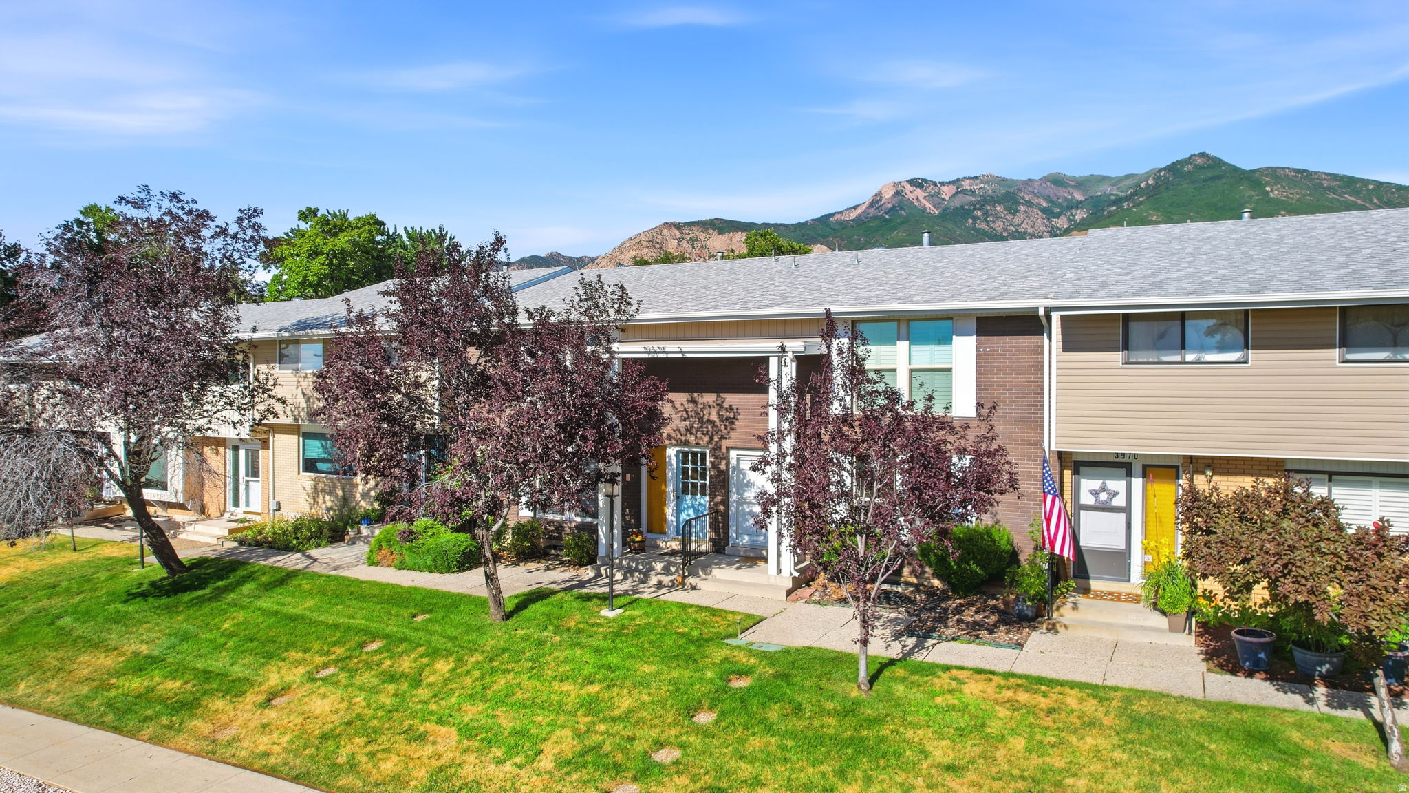 THE COUNTRY HILLS MANOR - Residential