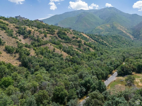 THOUSAND OAKS - Land