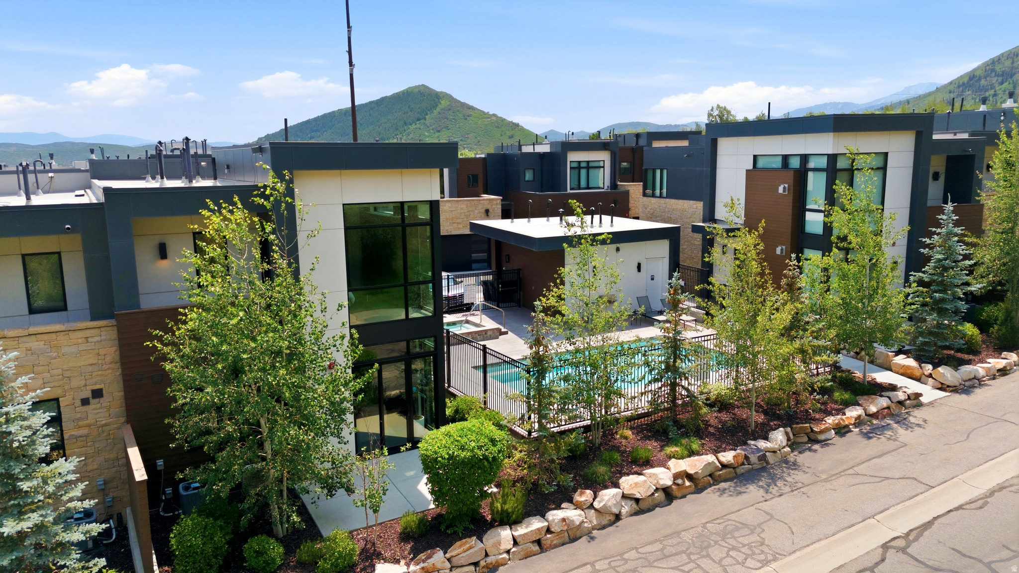 VIRDIAN CONDOMINIUMS - Residential