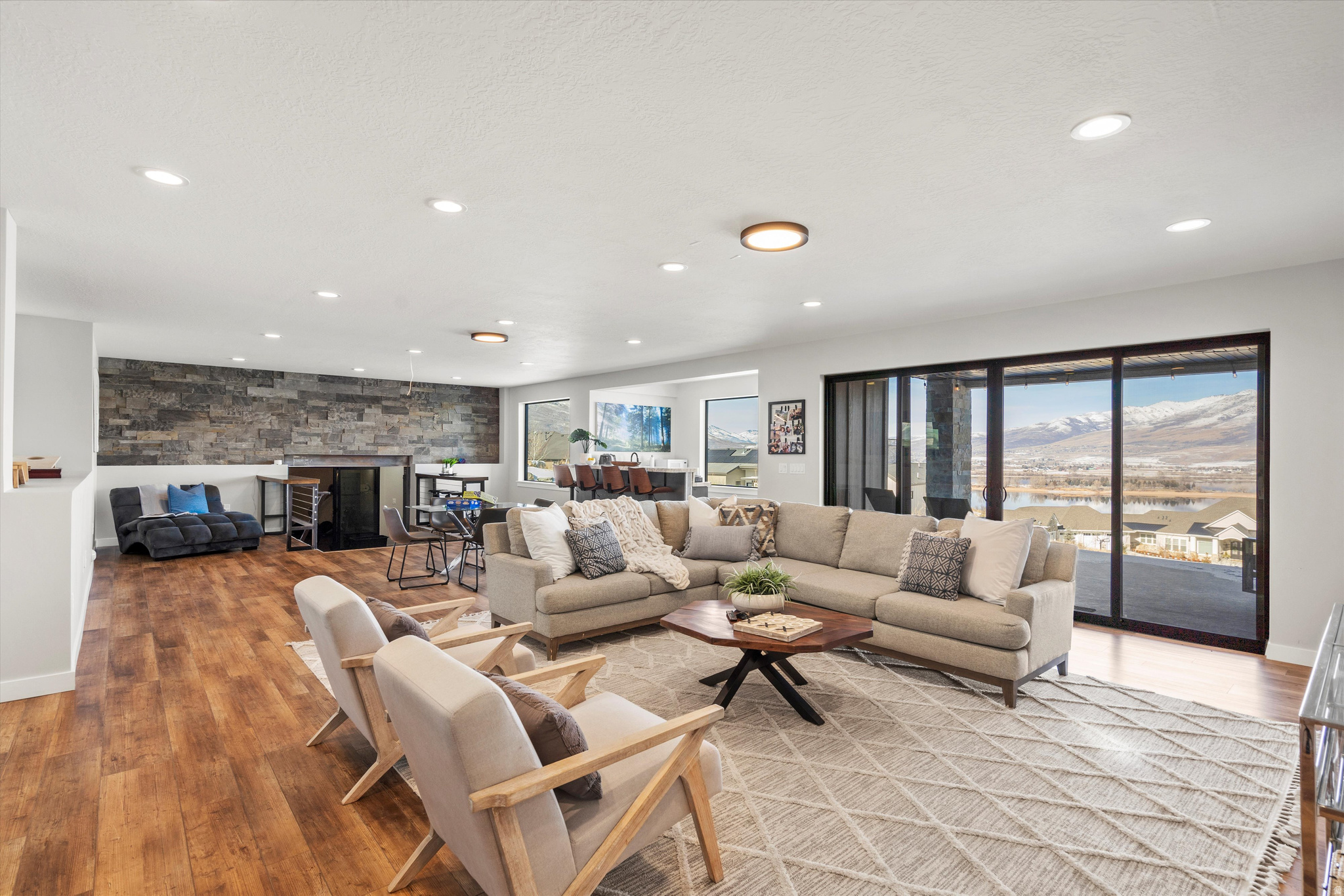 CHALETS AT SKI LAKE - Residential