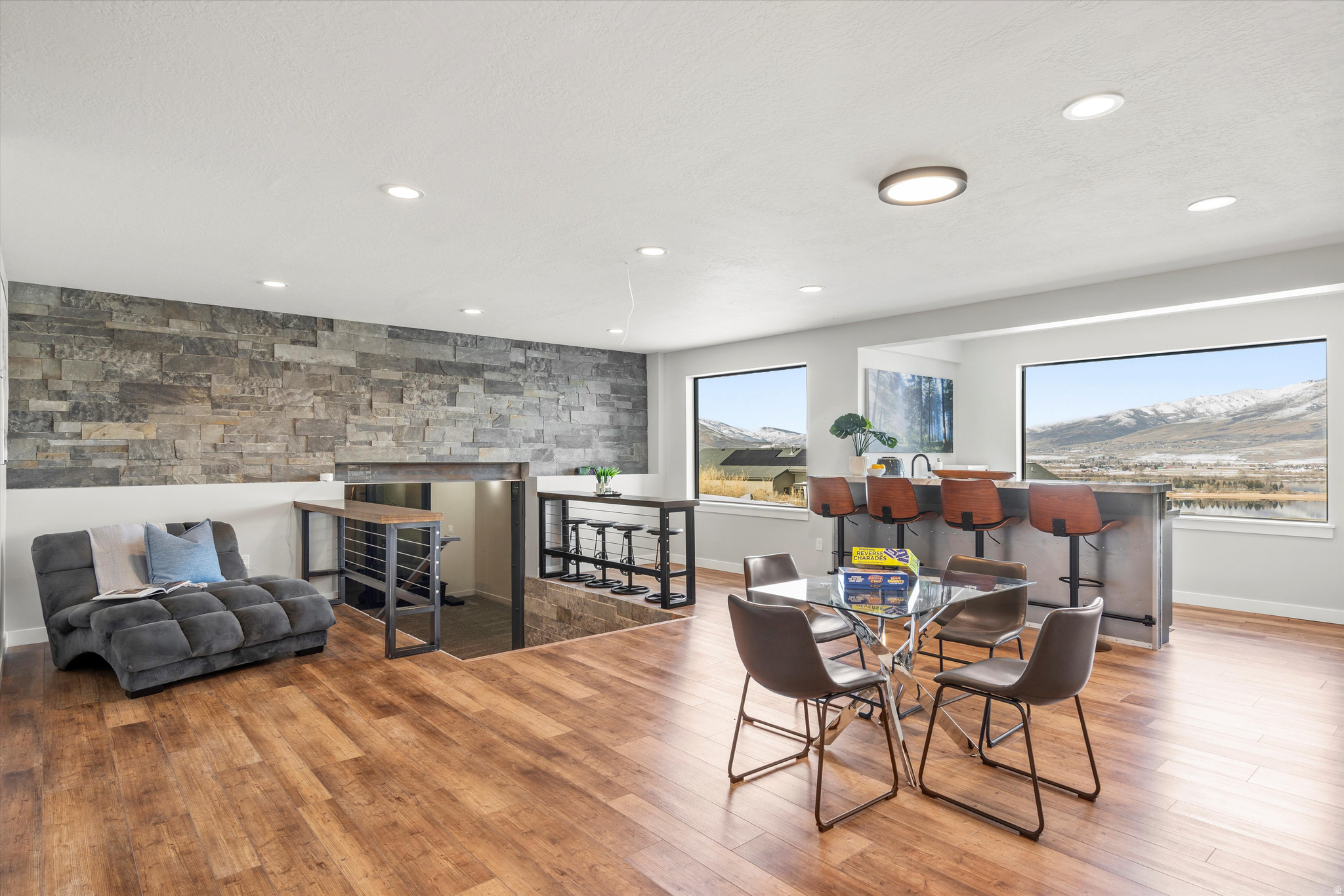 CHALETS AT SKI LAKE - Residential