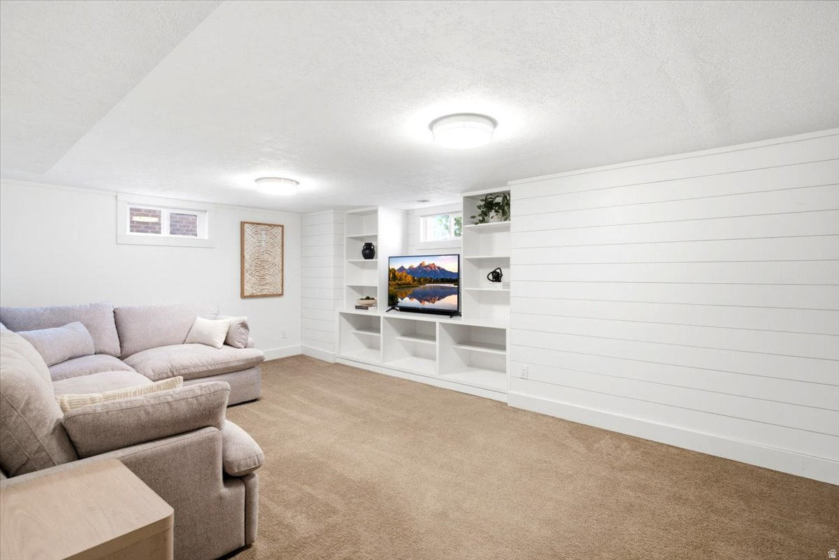 CRESTHOMES - Residential