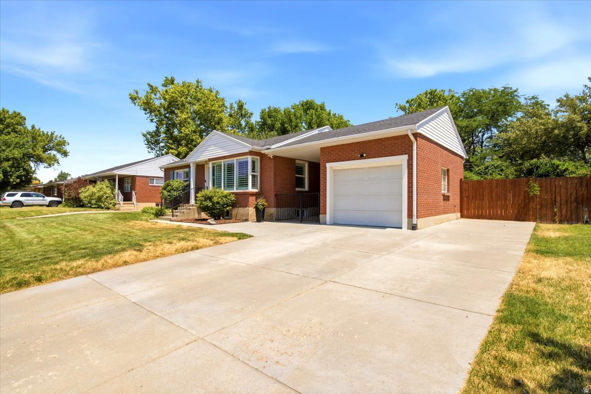 CRESTHOMES - Residential