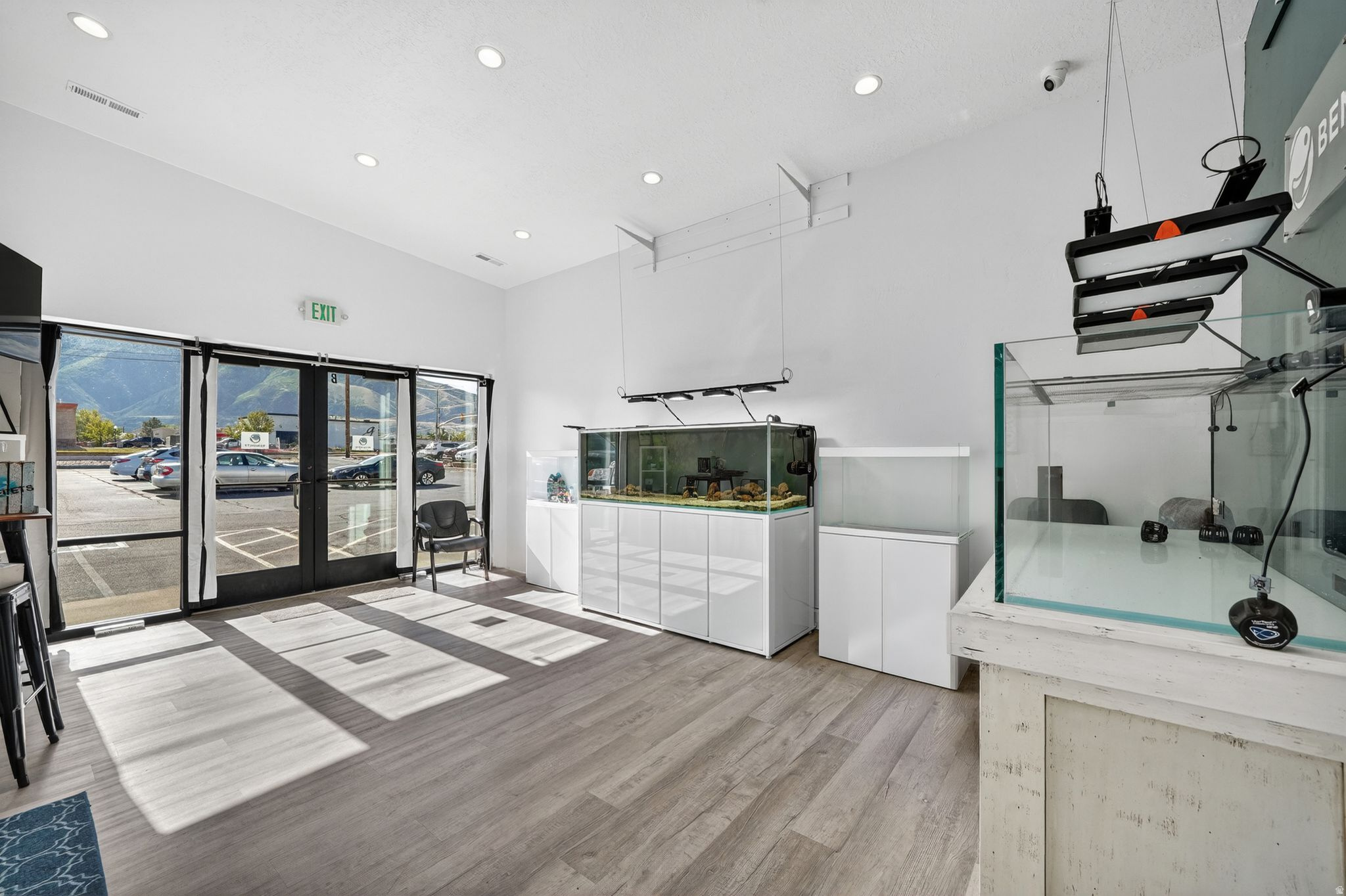 DRAPERVILLE - Commercial Sale