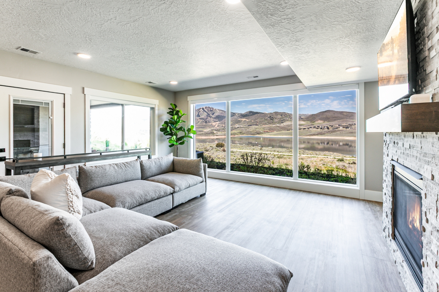 SHORELINE - Residential Lease