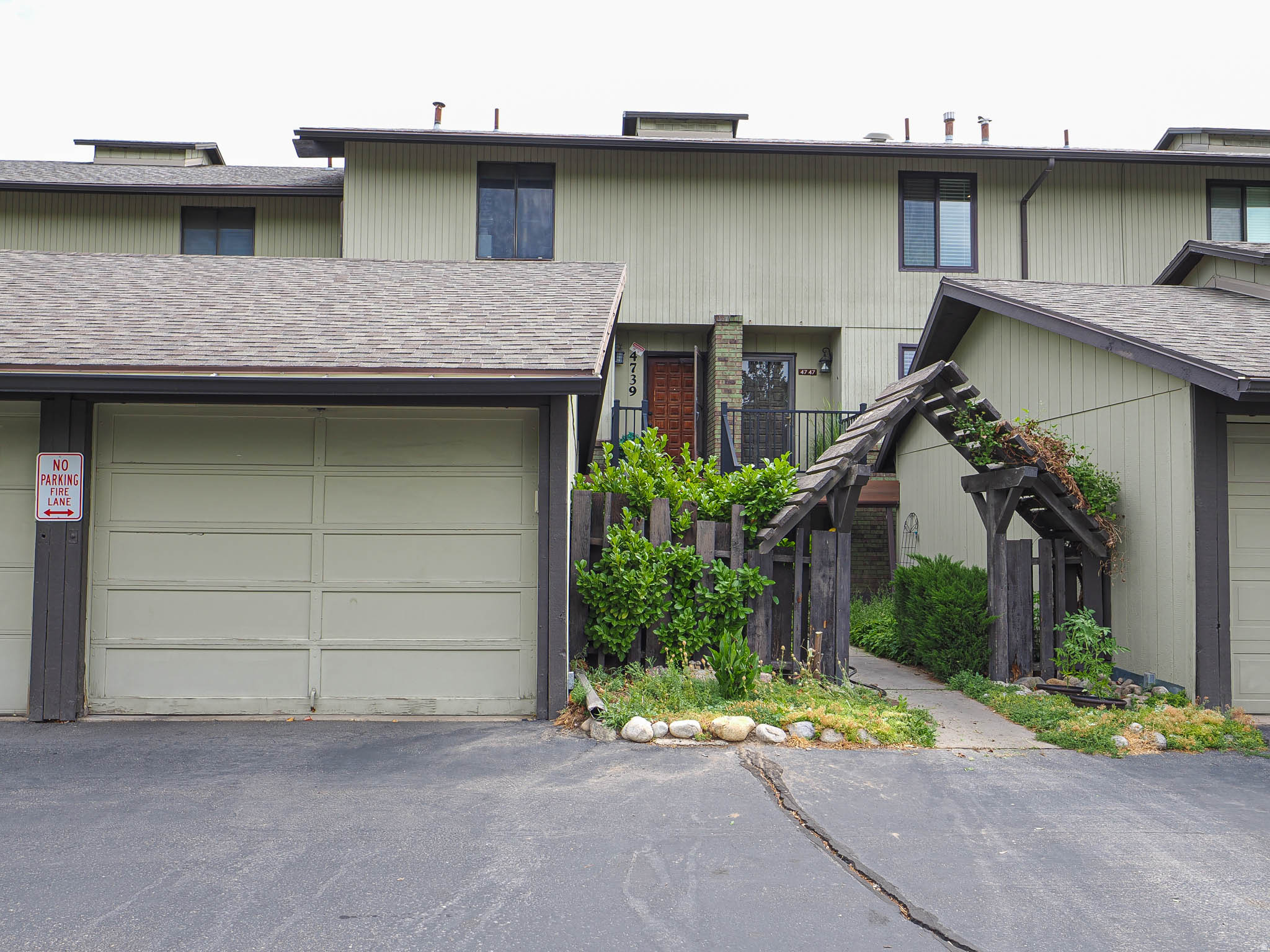 HIDDEN LAKE CONDM - Residential