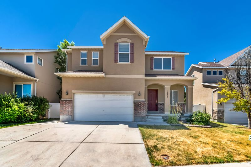 Welcome to the Stonegate Community. The perfect blend of comfort, charm and convenience. Located just minutes from Bangerter and Mountain Corridor Hwy, stores, theater.  Master suite with separate shower and walk-in-closet.