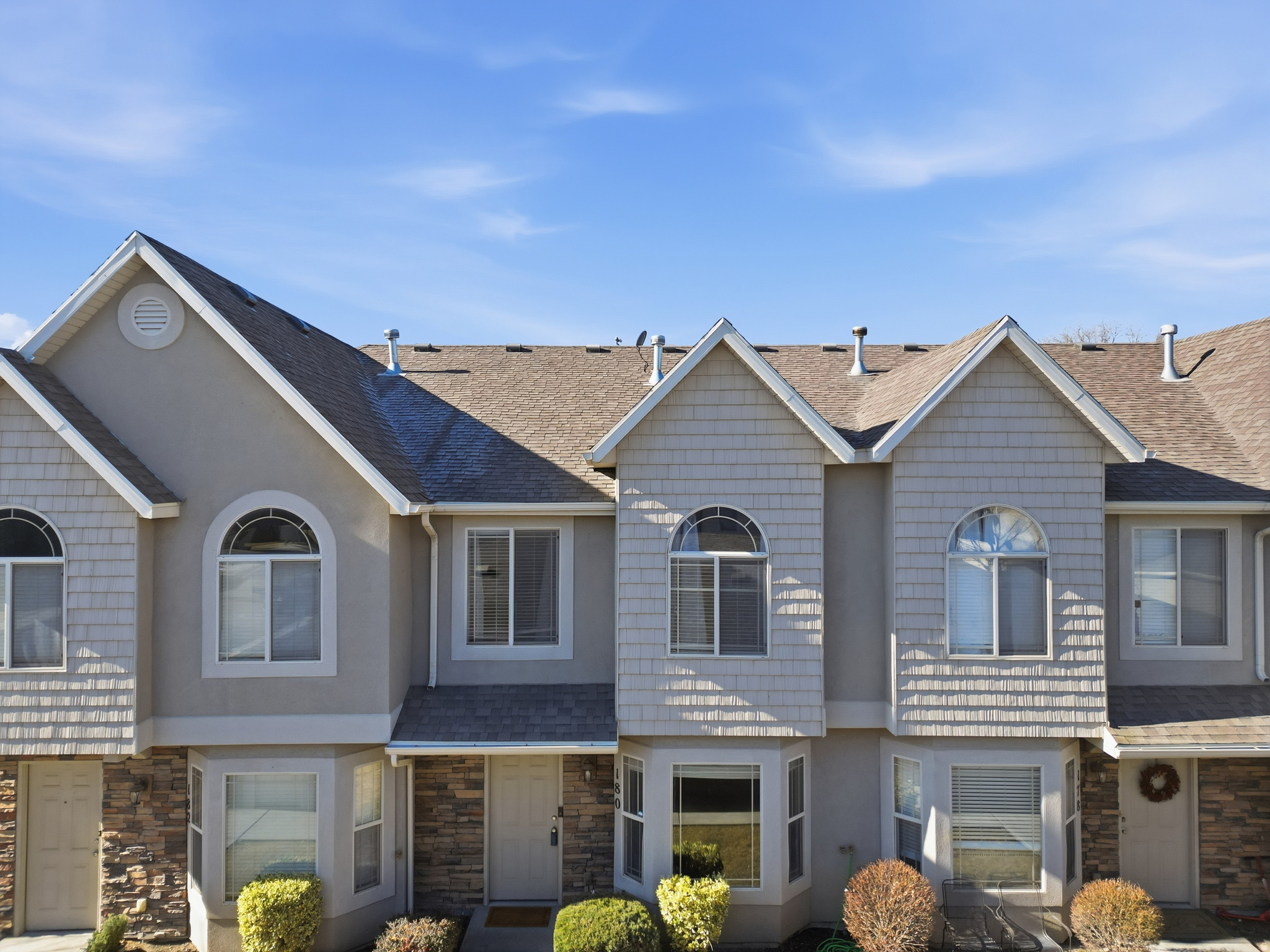 Come take a look at this beautiful design town home, Open lay out with spacious living areas, Master suite has vaulted ceilings and a master bathroom with walk-in closet, 1 car garage plus 1 parking space, close to schools, fwy and stores. Make your appt today