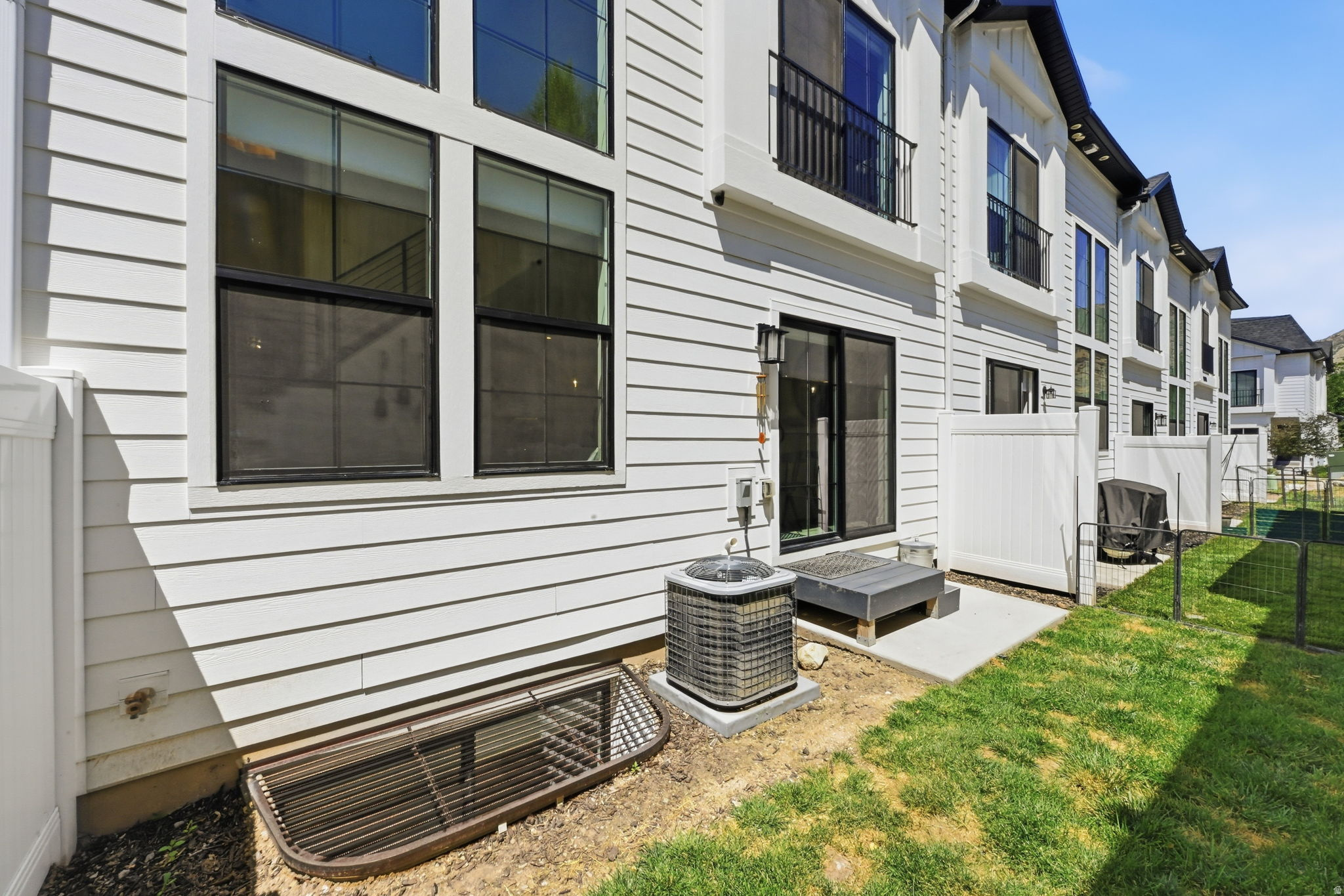 FARMINGTON BROWNSTONES - Residential