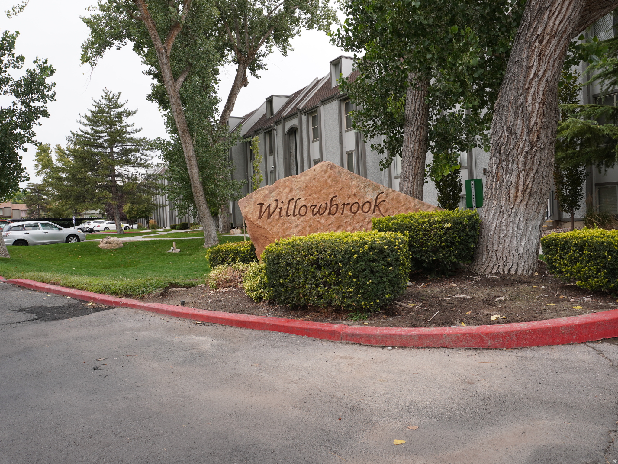 2 Bed condo in a great location in the heart of Murray. New carpet in the bedrooms. Minutes from Murray Park, the freeway, shopping, and more. Approved for FHA and Utah Housing and the Seller will consider Seller Financing. HOA features a pool and clubhouse. Buyer to verify all info.