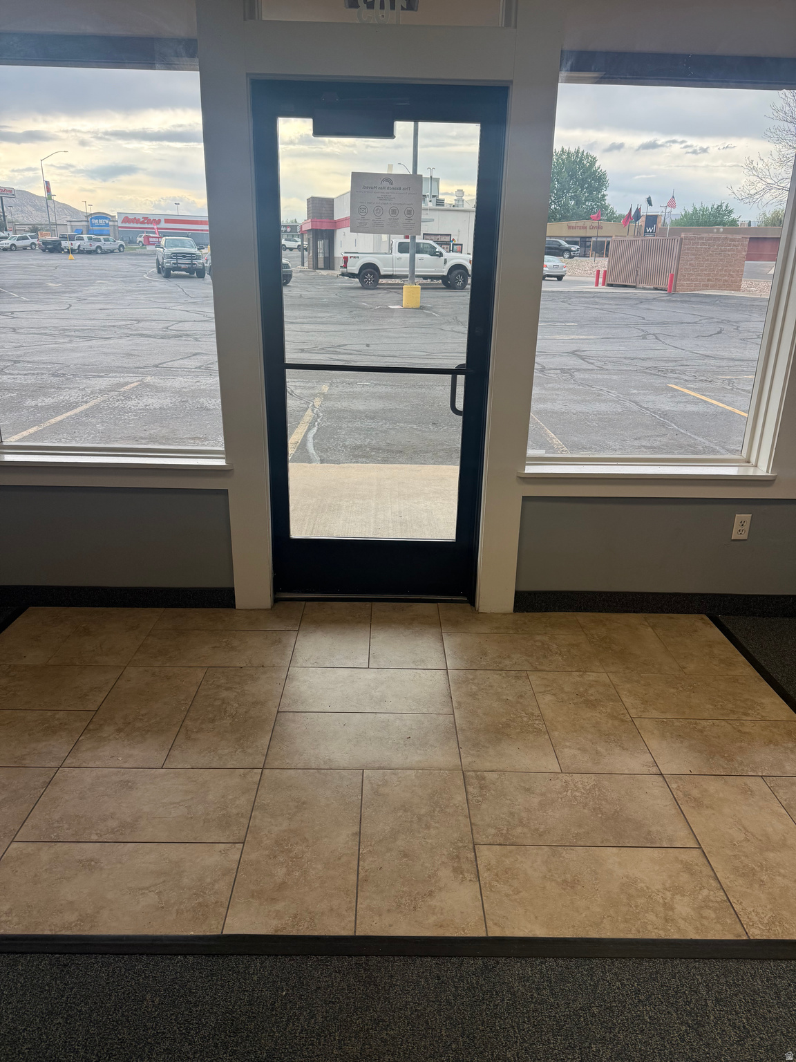 UINTAH PLAZA - Commercial Lease