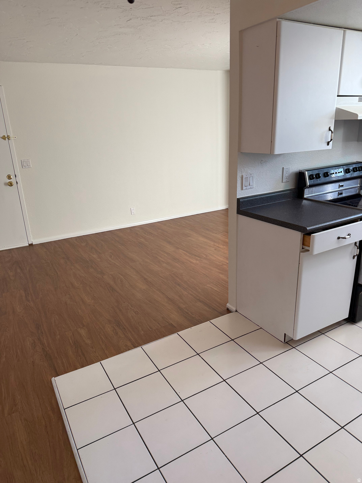Second  floor very clean with update kitchen and floor covering , possible seller financing  or exchange call for more informayion