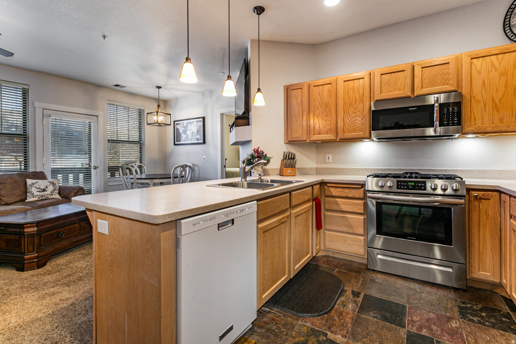PINEBROOK POINTE CONDOMINIUMS - Residential Lease