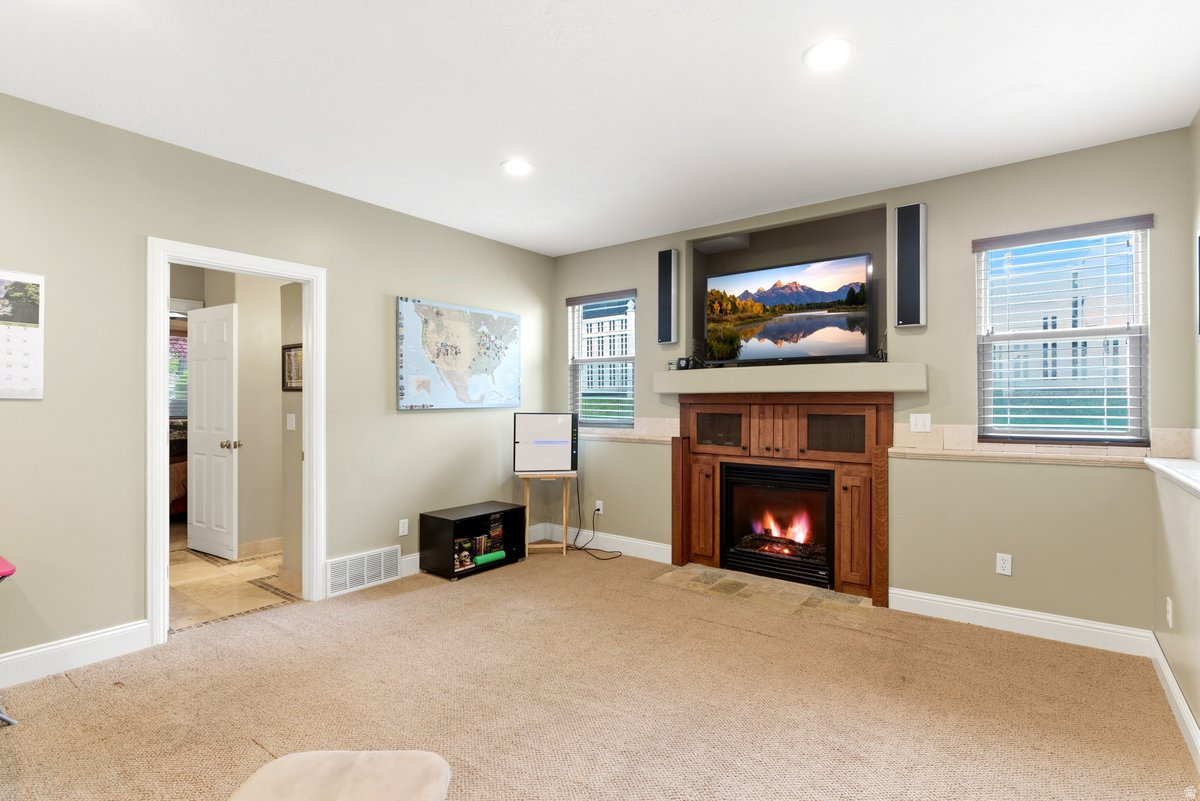 SPRING HOLLOW - Residential