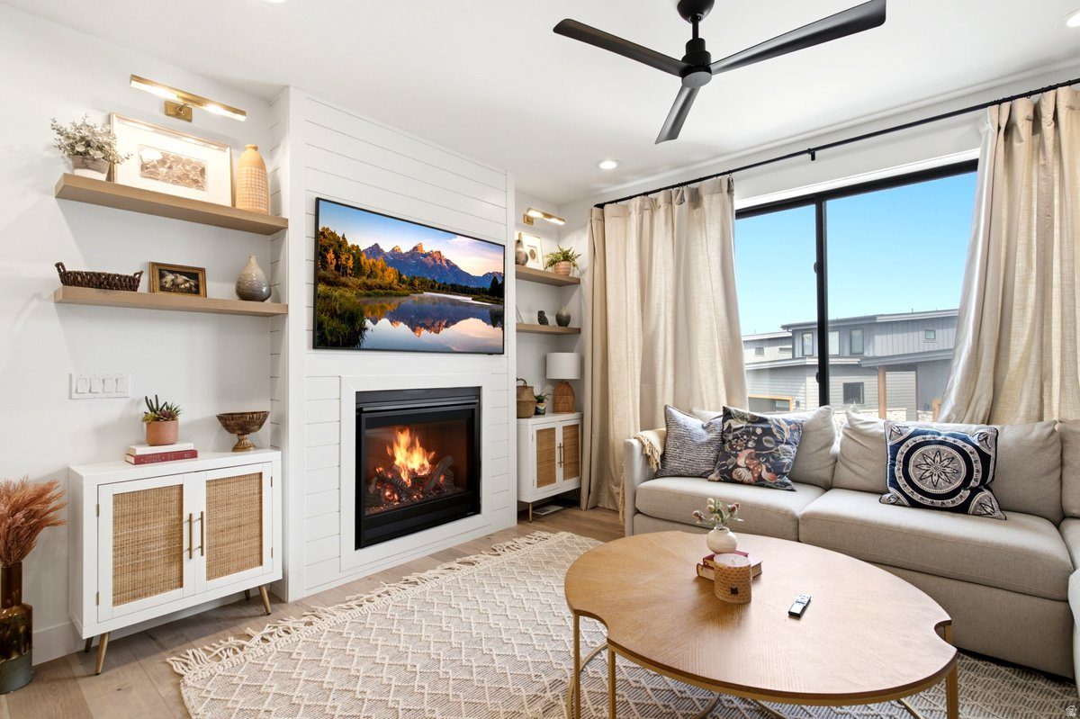 EDGEWATER - Residential