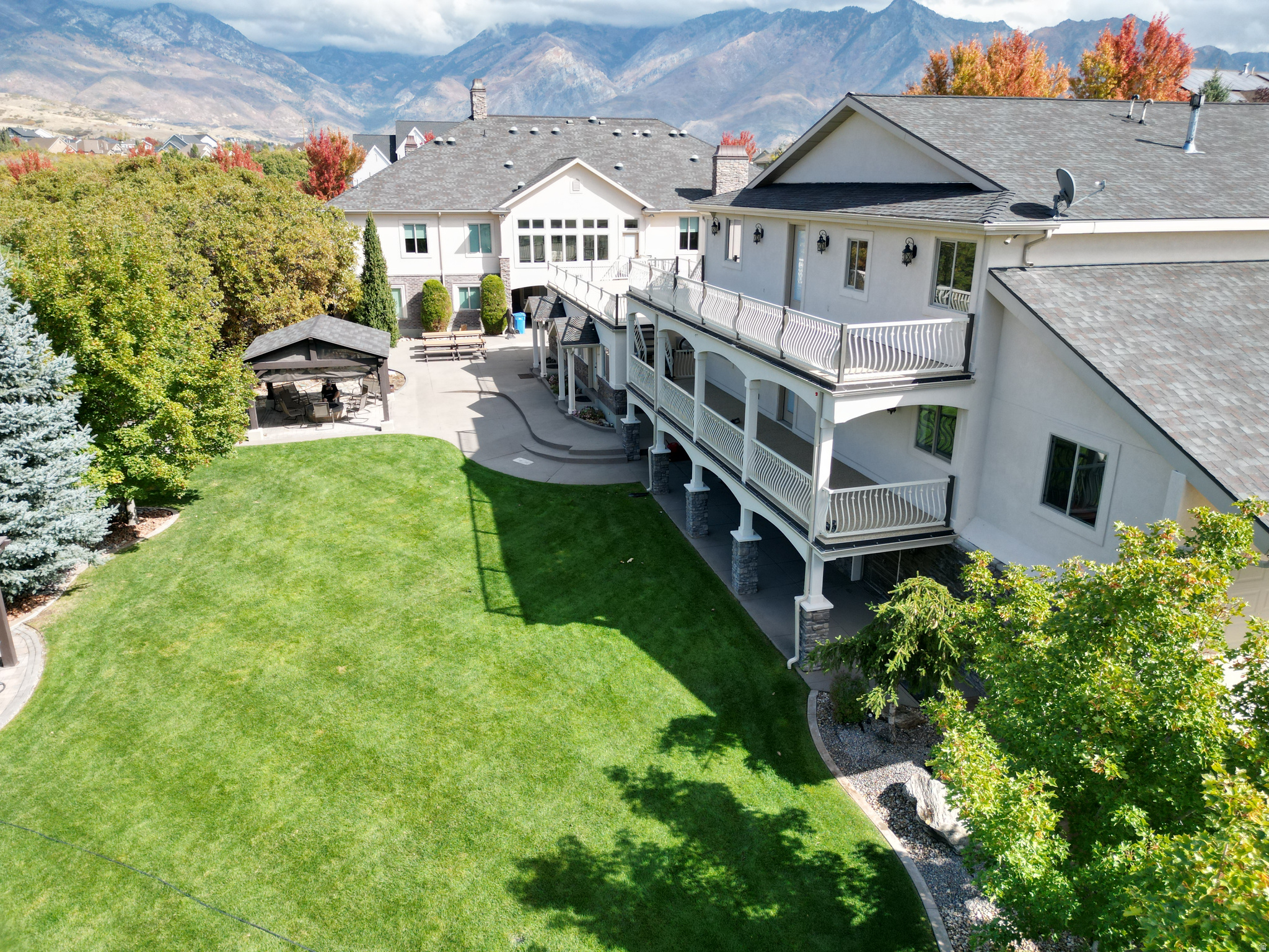 HOLLOW ESTATES - Residential