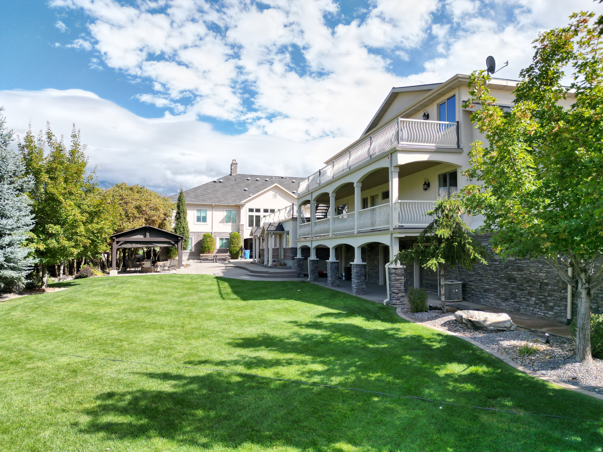HOLLOW ESTATES - Residential