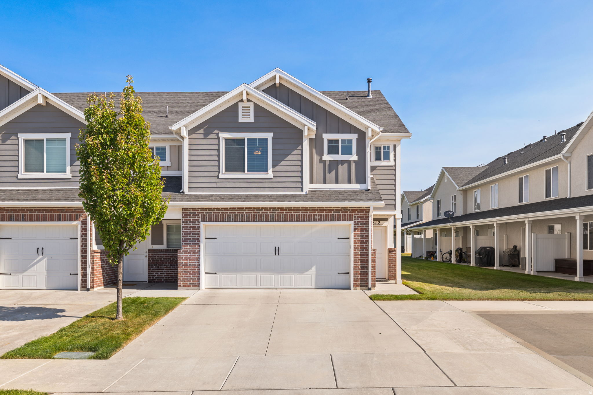 Beautifully maintained 3-bedroom, 2.5-bath end-unit townhome in the desirable Sandy Point community! This spacious 1,552 sq ft home features an open-concept layout with beautiful cabinetry, granite countertops, and a large primary suite complete with double vanity, soaker tub, separate shower, and walk-in closet. Enjoy the oversized covered patio backing open space, upstairs laundry, attached 2-car garage, and convenient access to I-15, the West Davis Corridor, parks, schools, shopping, and Hill AFB.