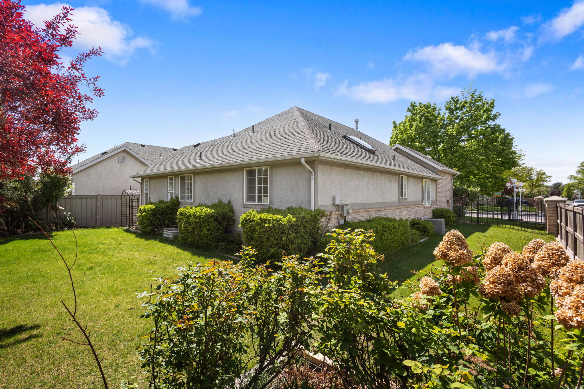 COUNTRY SIDE - Residential