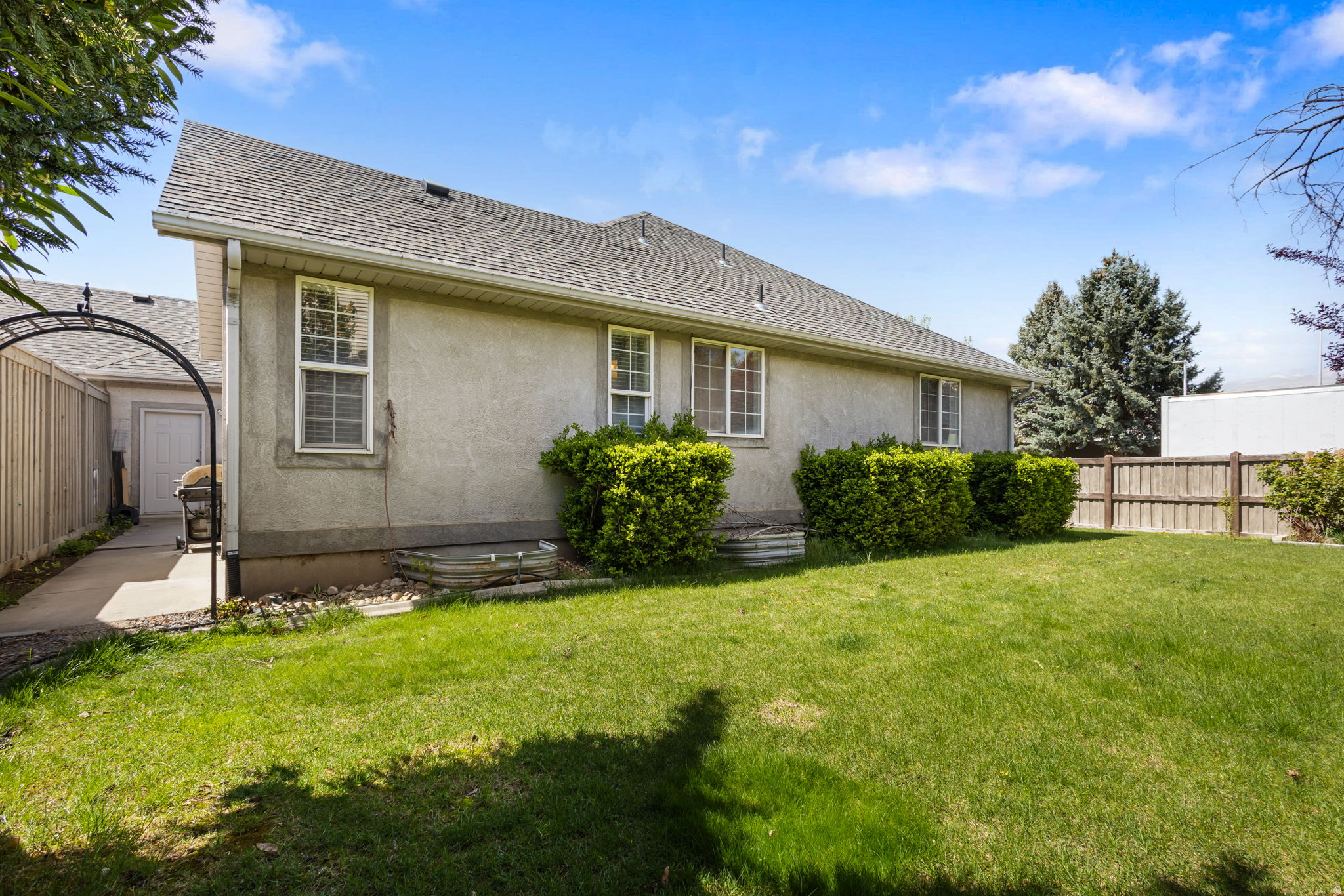 COUNTRY SIDE - Residential