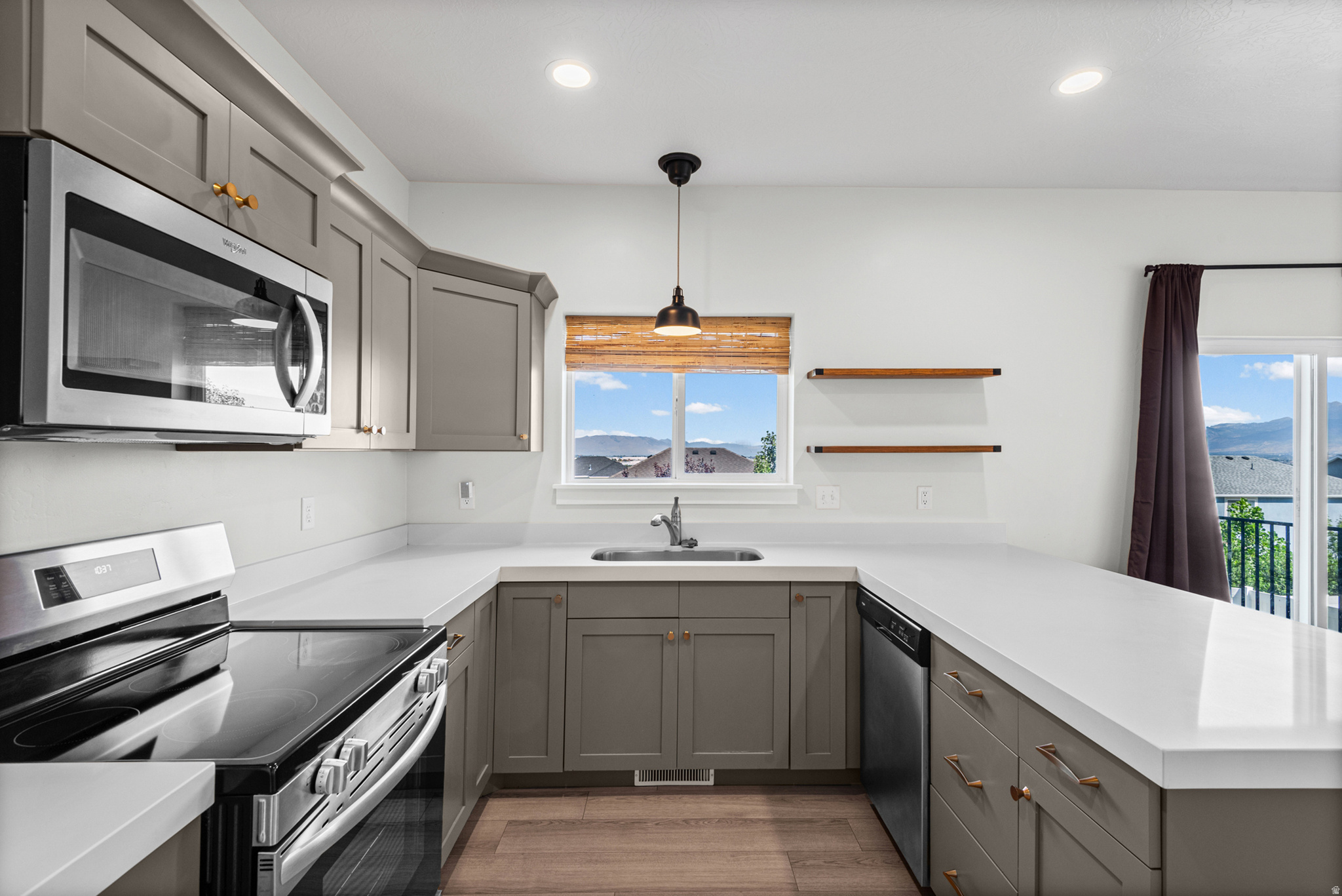 WHITE RAIL OVERLOOK - Residential