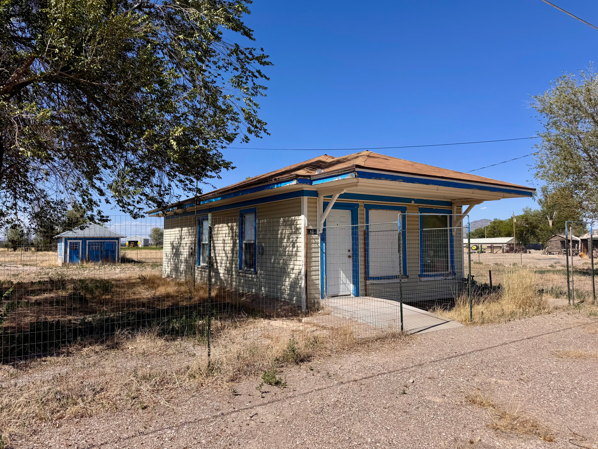 1 Bed/1 Bath home in Lynndyl on a large .34 ac lot. Small outbuilding in fenced back yard. Access the back (north) side of the property with a 20' public easement. Lot measures 125' frontage x 120' deep. Great little short or long-term rental opportunity, 2nd home or starter home. Lynndyl is just minutes from Little Sahara Recreational Area, Delta Reservoir and Delta City. This home will need a cash buyer or a buyer obtaining a conventional loan.