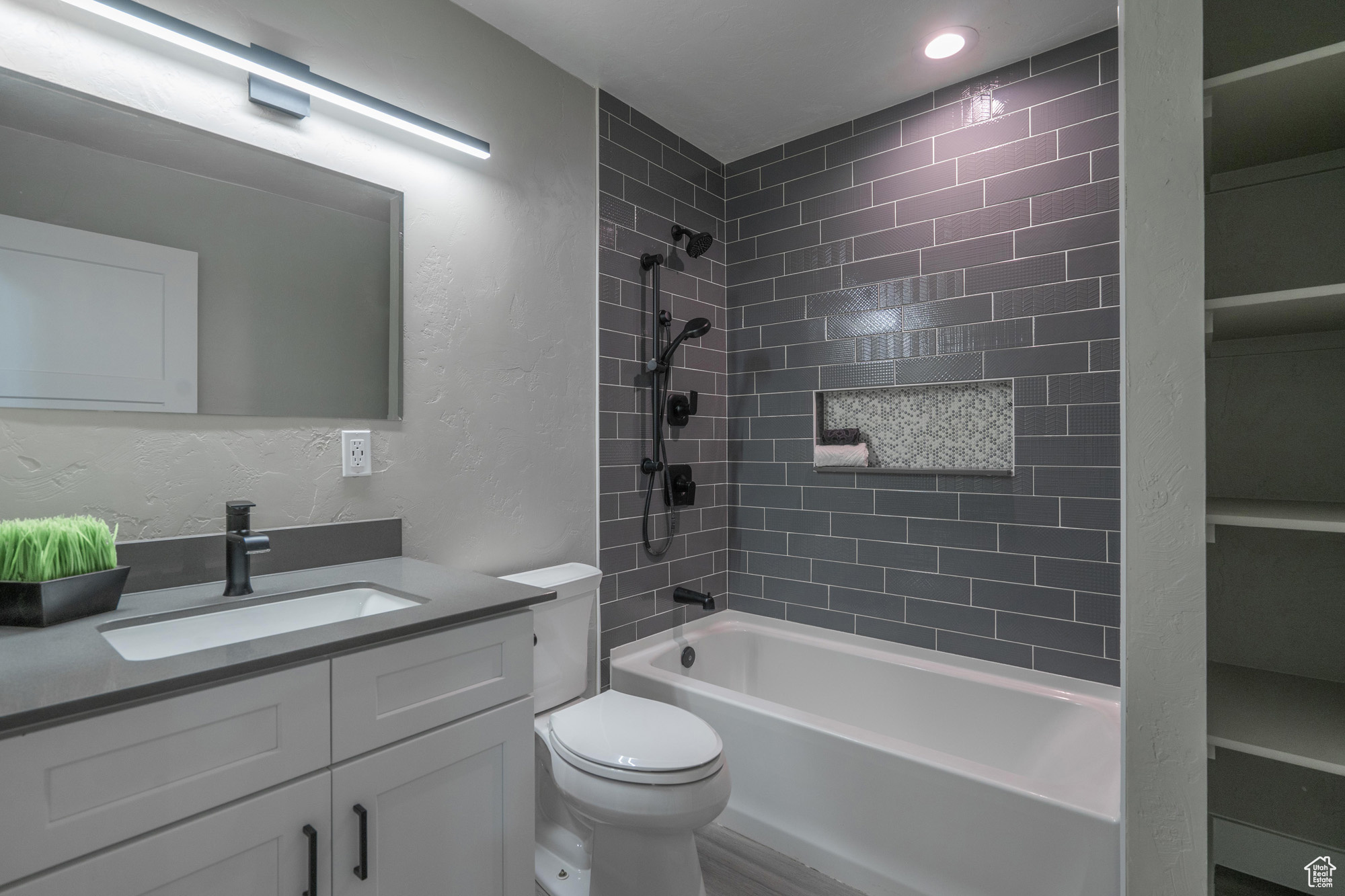 BLOOMINGTON HILLS - Residential
