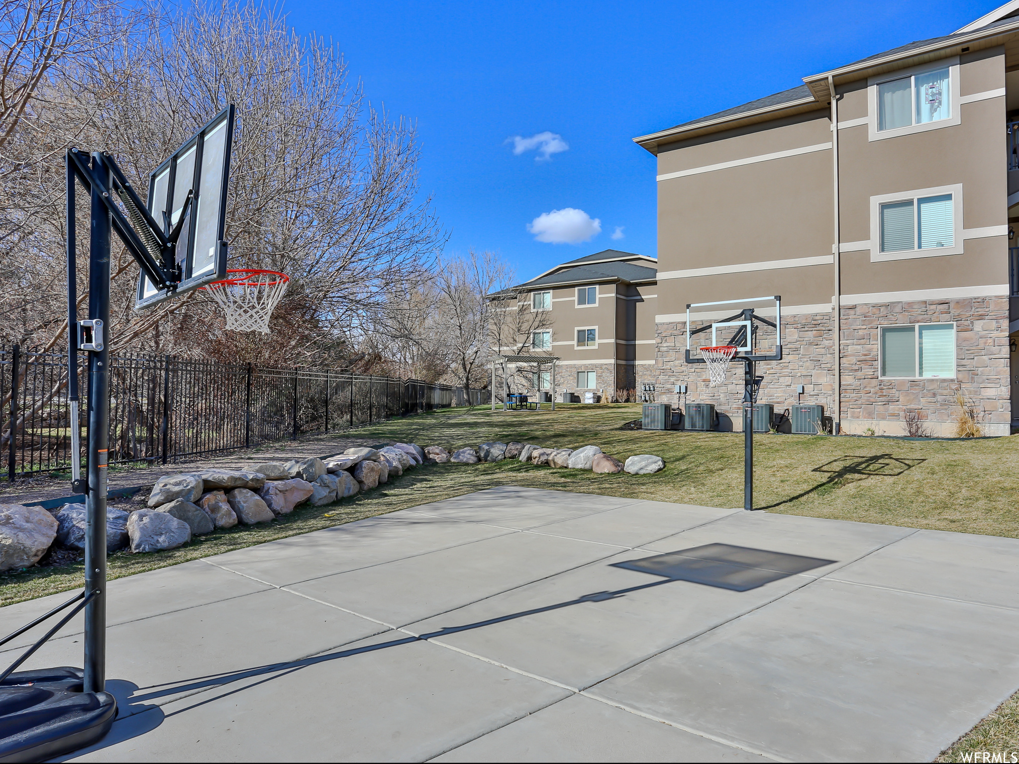 CREEKSIDE VILLAGE - Residential
