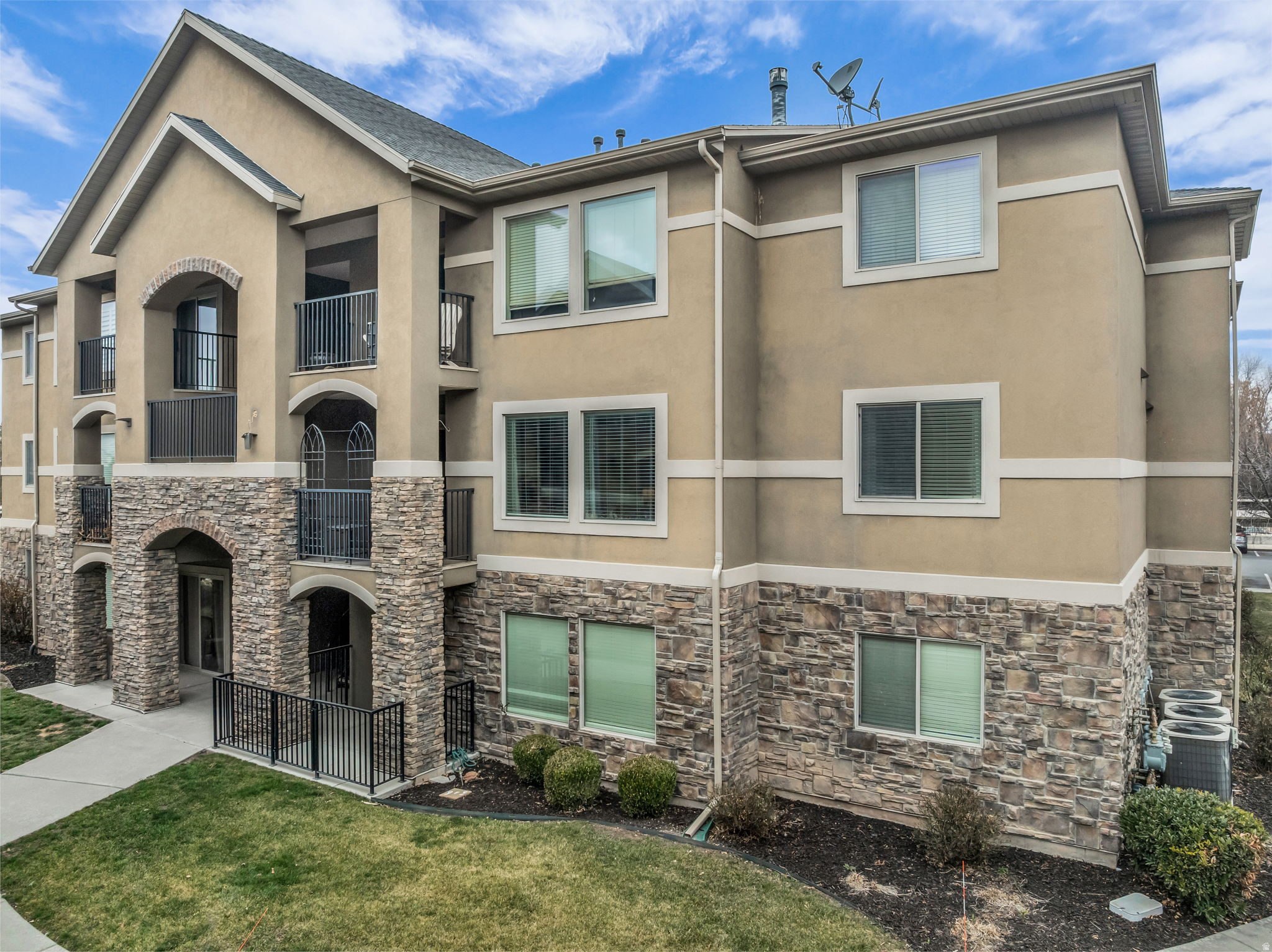 CREEKSIDE VILLAGE - Residential