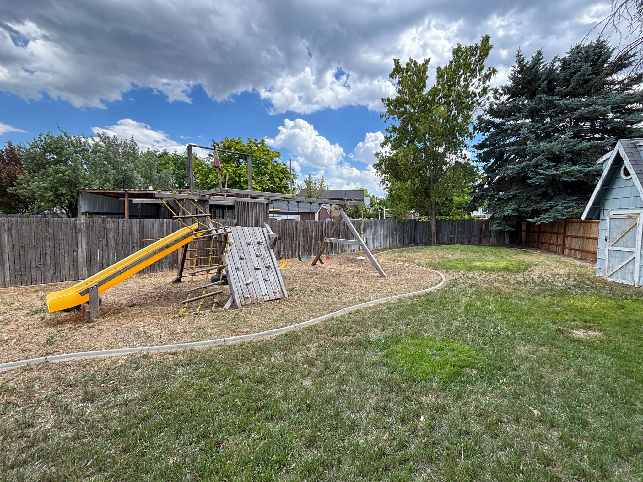 VISTA LAKE - Residential Lease