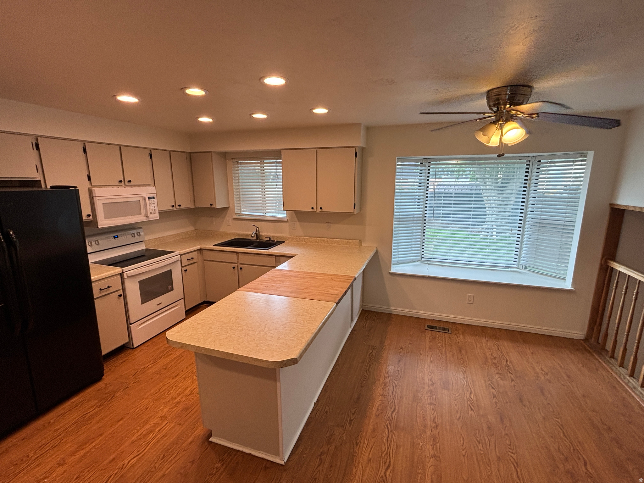 VISTA LAKE - Residential Lease