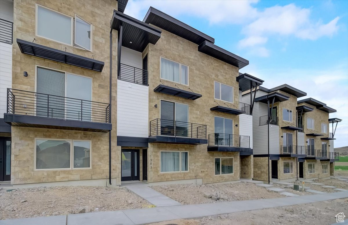 Available month to month beginning in March! On park city / high valley transit FREE bus route. New and fully furnished townhome in the new Silver Creek Village community. Offering short term Month to Month lease or longer terms. This townhome has a two car garage, a full bathroom in every bedroom, laundry room and brand new furniture throughout. It is located in the new Silver creek village which has soccer fields, boardwalk trails, bike trails into town, a splash pad and play ground. Soon to come is an amphitheater, shops and restaurants.