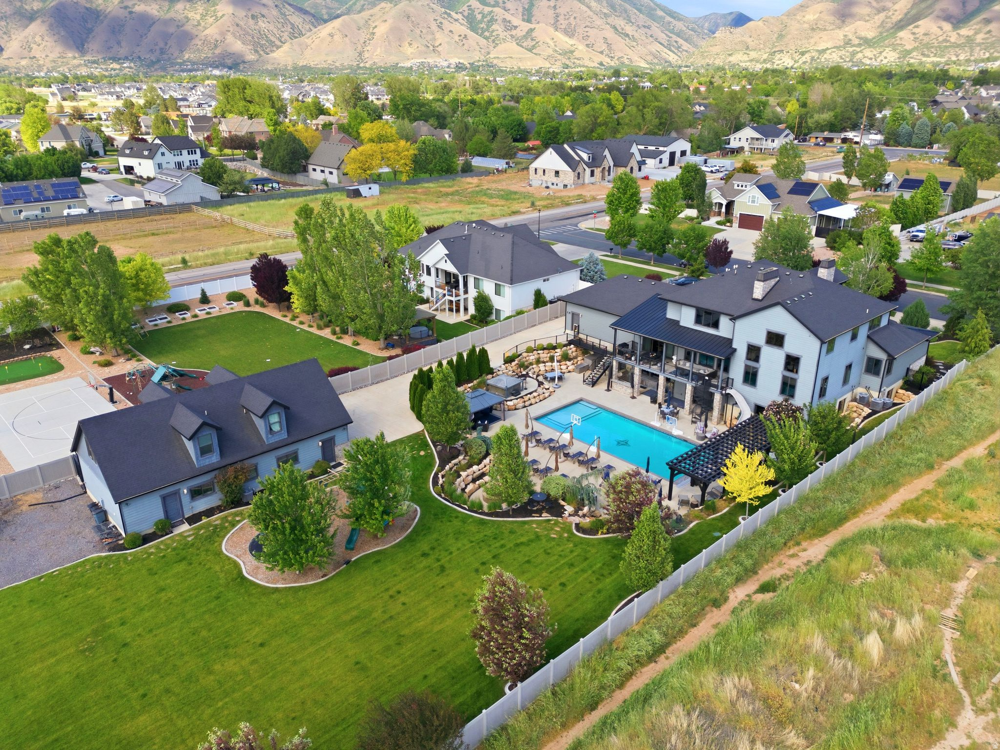 MAPLETON HIGHLANDS - Residential