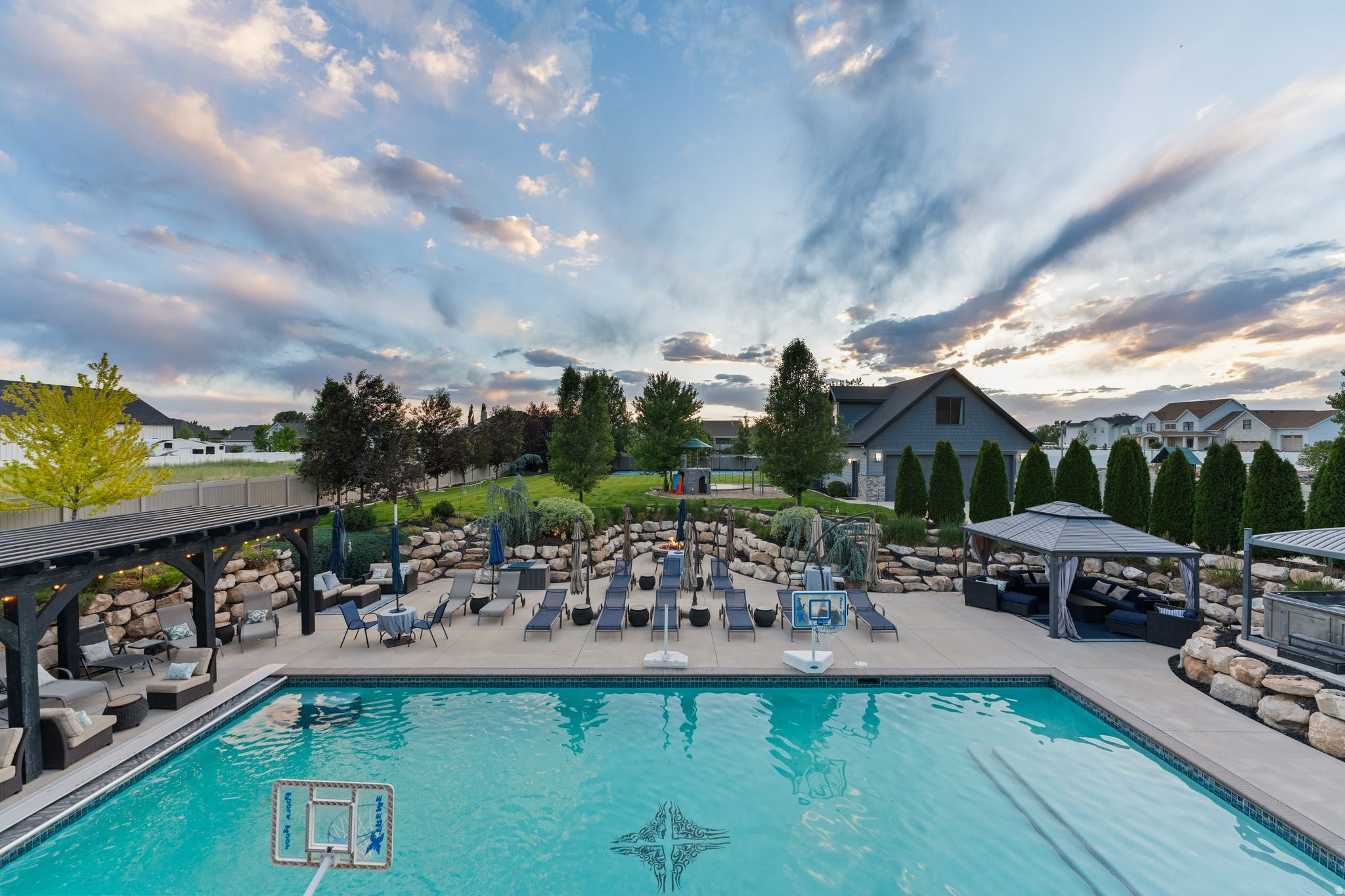 MAPLETON HIGHLANDS - Residential