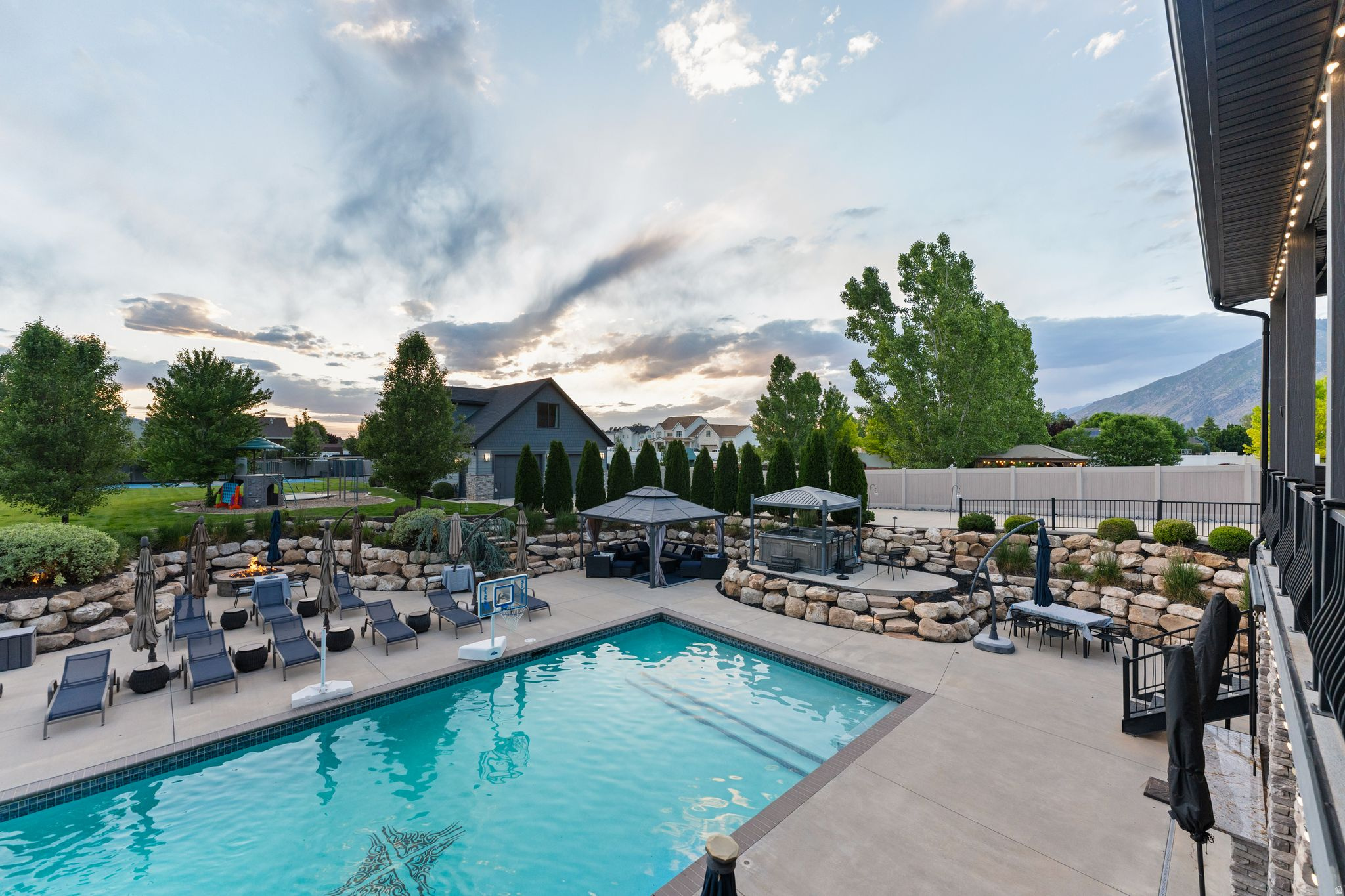 MAPLETON HIGHLANDS - Residential