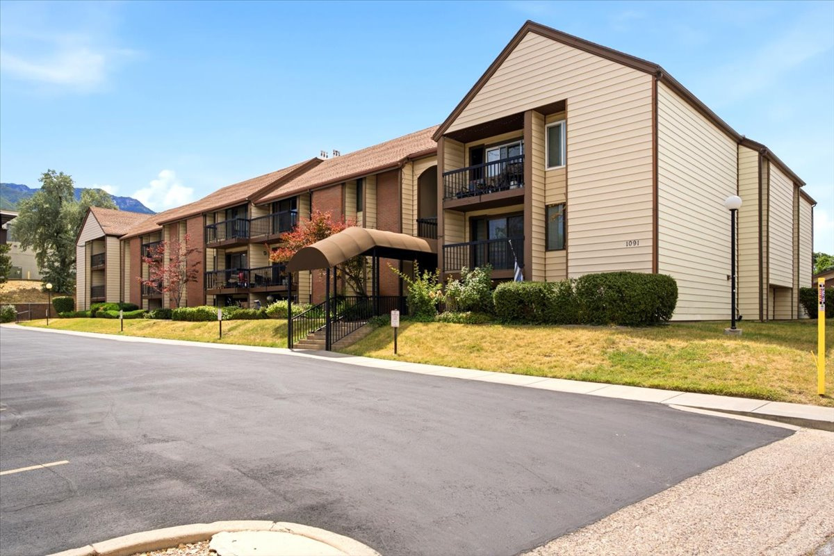 COUNTRY HILLS SQUARE - Residential