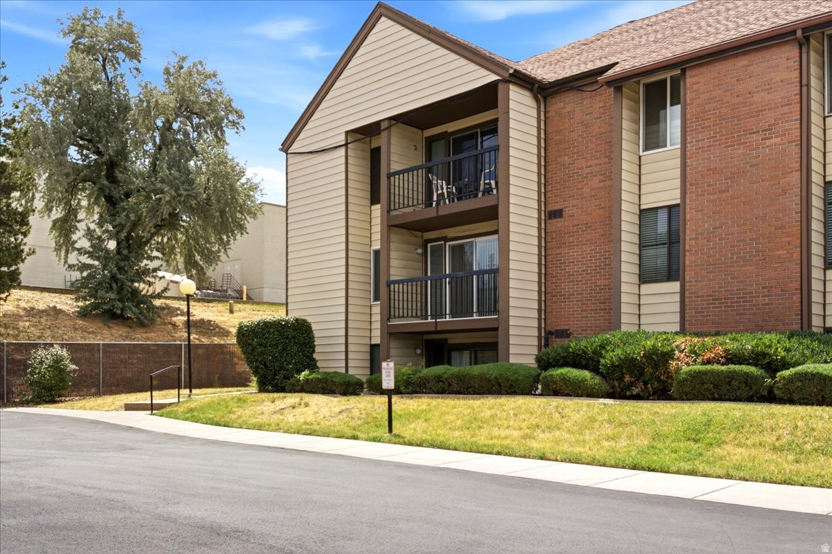 COUNTRY HILLS SQUARE - Residential