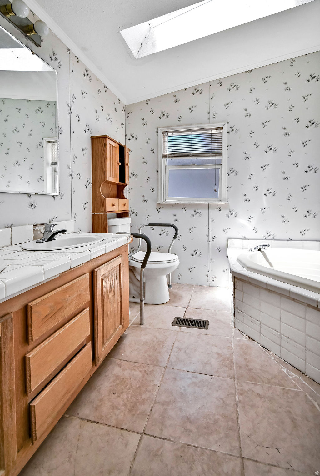 Main image without alt text