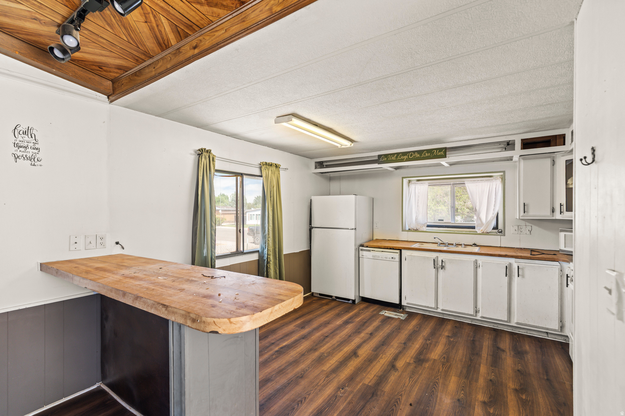 MOUNTAIN VIEW ESTATES - Residential