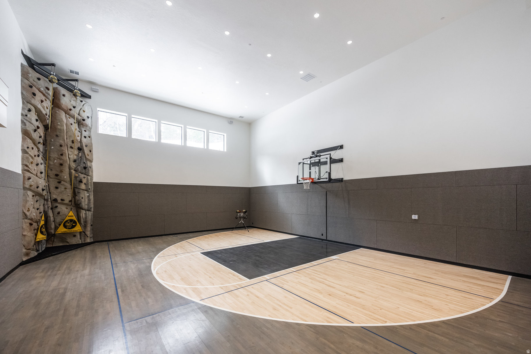 WOODLAND HILLS - Residential