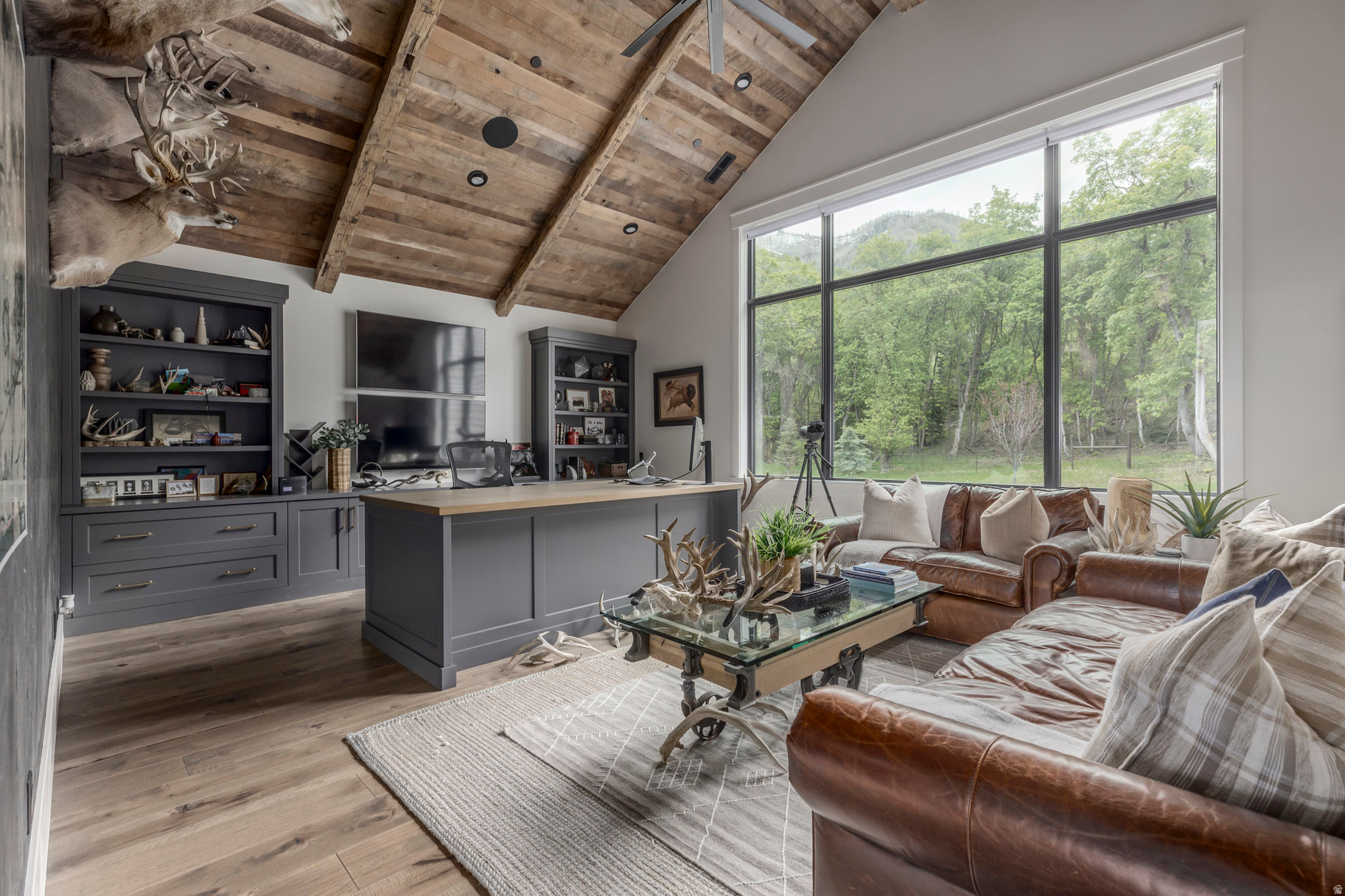 WOODLAND HILLS - Residential