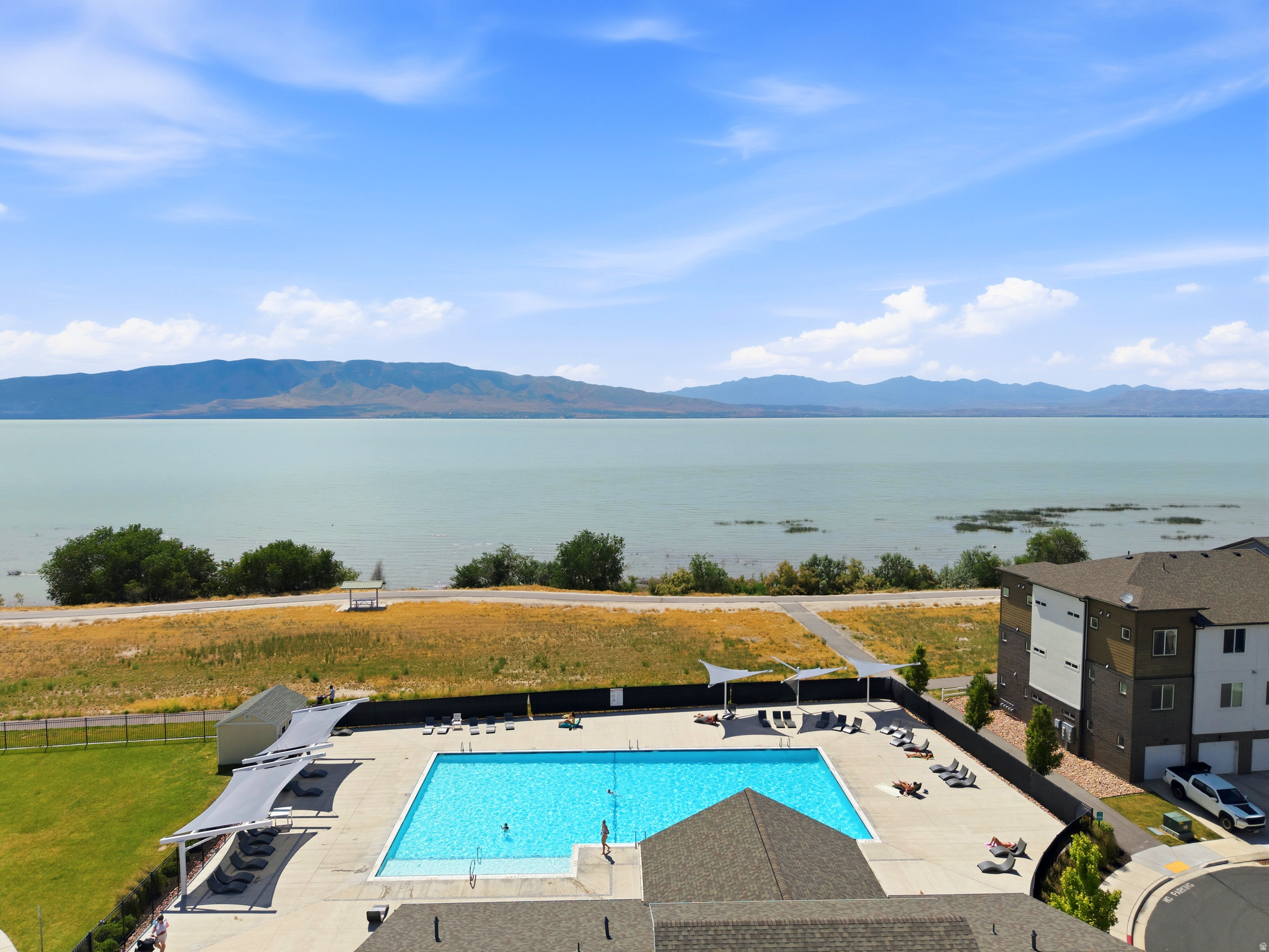 LAKE FRONT - Residential