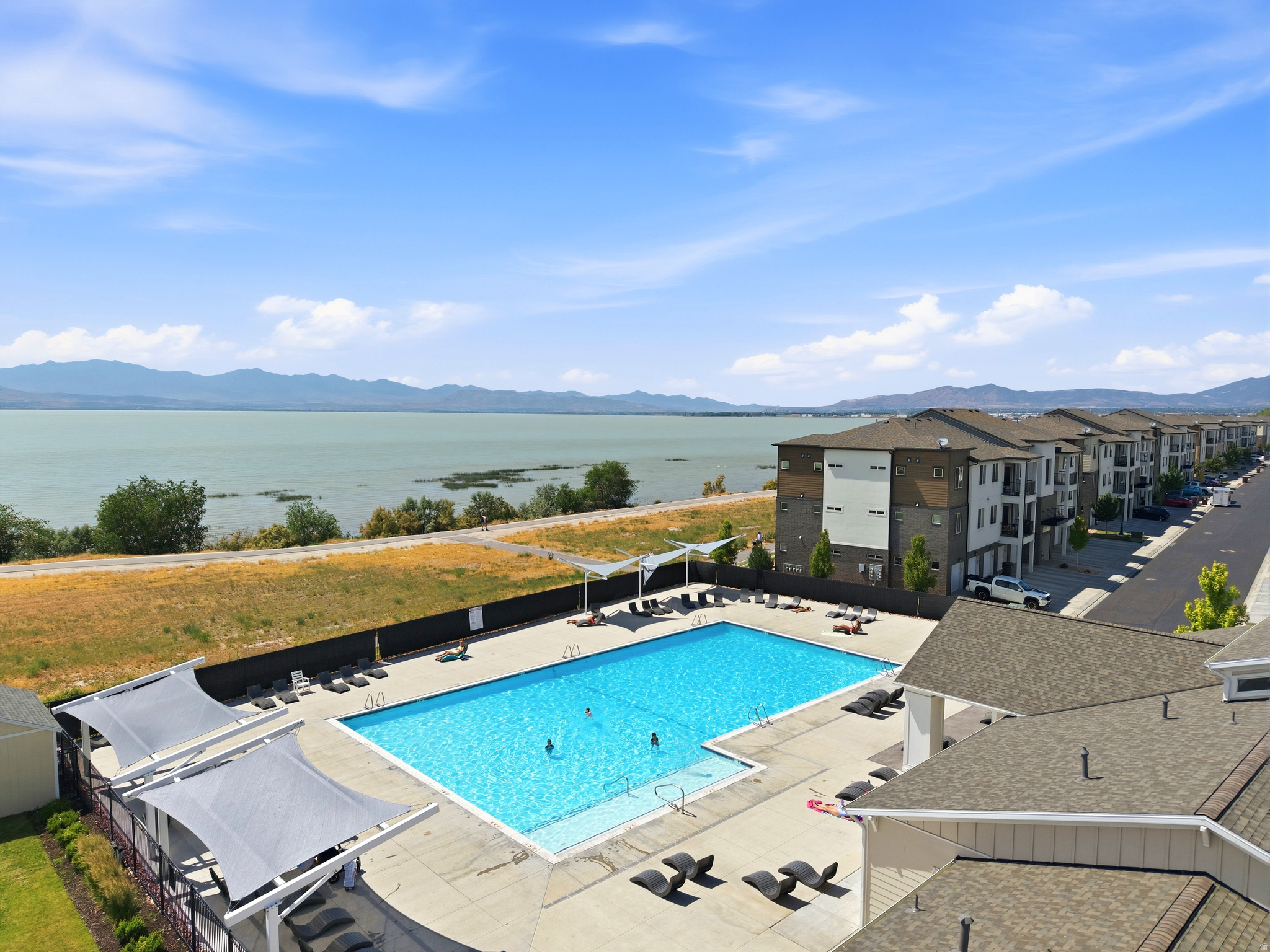 LAKE FRONT - Residential