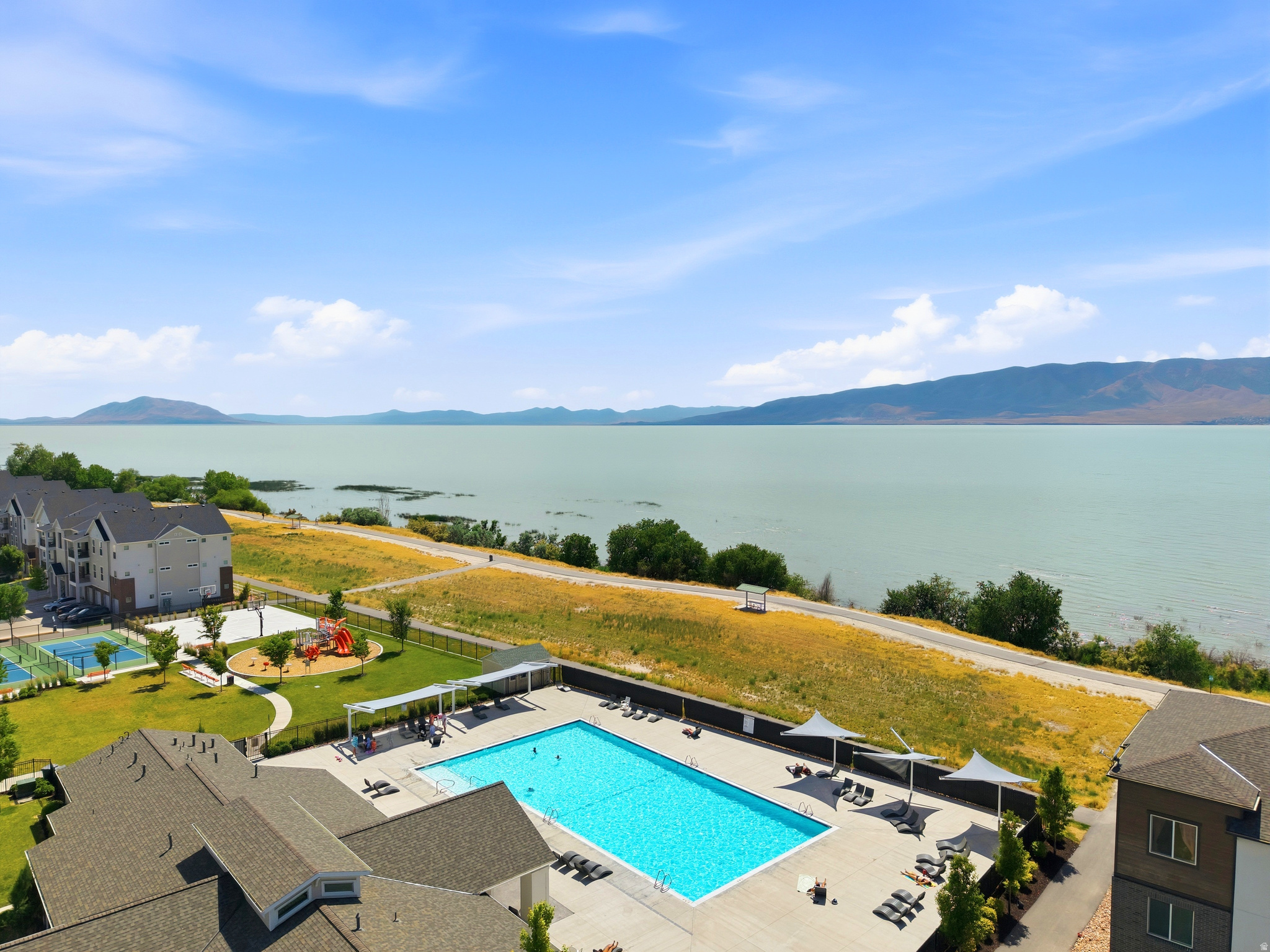 LAKE FRONT - Residential