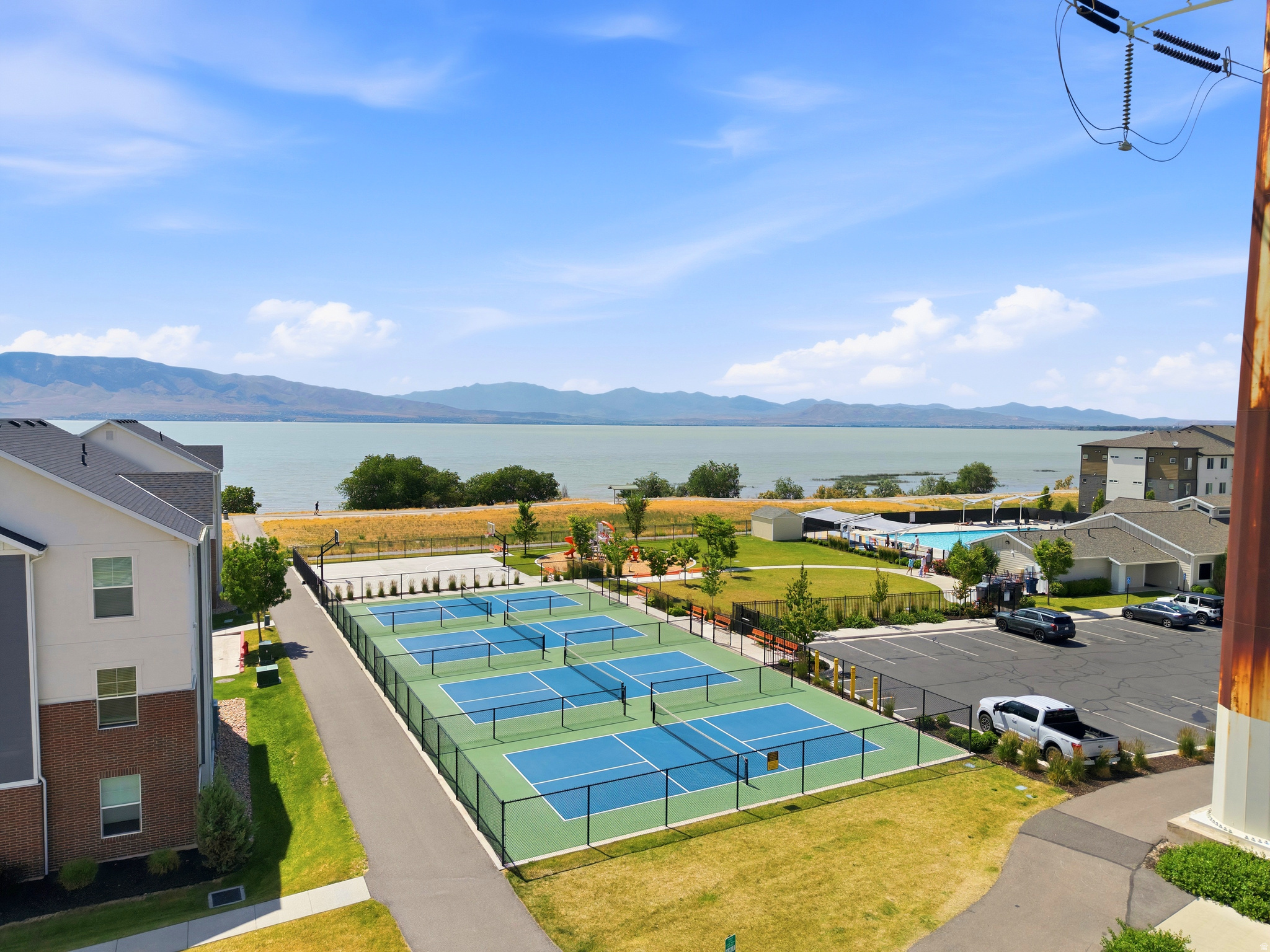 LAKE FRONT - Residential