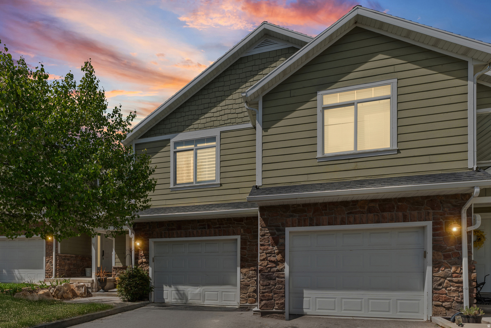 Huge Price Drop! This is now the best priced Townhome in bountiful! Come take a look! Perfectly located in Bountiful! Spacious rooms, bathrooms and walkout basement into your own fenced in yard! Come check it out before it's gone!