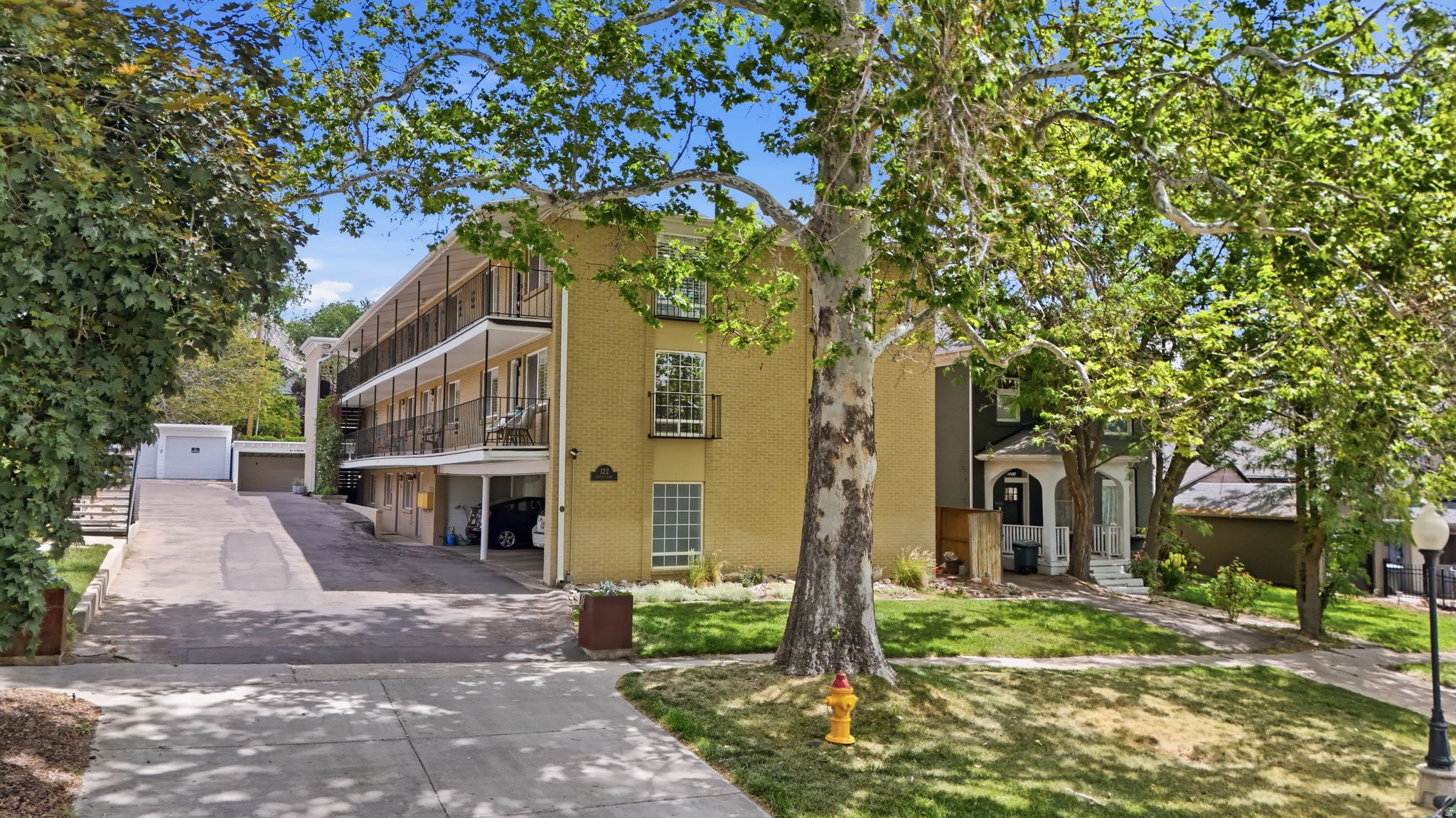 NOTTING COURT CONDOMINIUMS - Residential