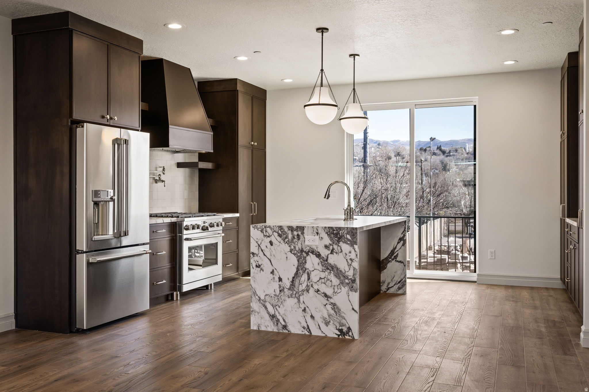 THE IRIS - Residential