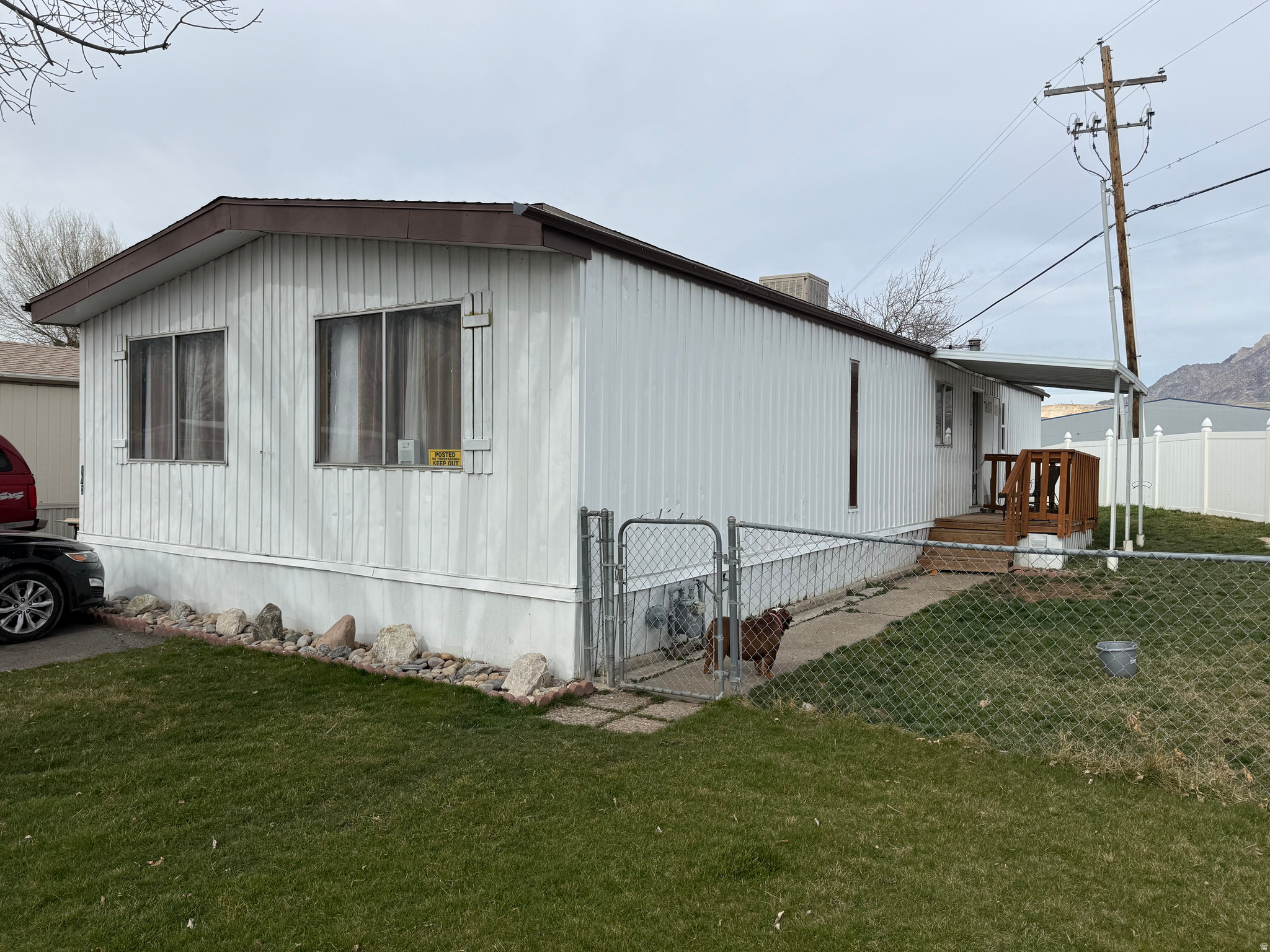 3 bed, 2 bath home (1,300 sq ft) built in 1973 in Evergreen Village MHC. Features a functional open layout, spacious living area, and private primary suite. Move-in ready with great natural light and storage. Close to shopping, dining, and major roads. Buyer must be park approved; lot rent  $984/mo. Financing options available based on approval.  Casa de 3 hab, 2 baos (1,300 sq ft) construida en 1973 en Evergreen Village MHC. Cuenta con una distribucin abierta y funcional, amplia sala de estar y una suite principal privada. Lista para mudar con excelente luz natural y espacio de almacenamiento. Cerca de tiendas, restaurantes y vas principales. El comprador debe ser aprobado por el parque; el alquiler del lote es de  $984/mes. Opciones de financiamiento disponibles sujetas a aprobacin.
