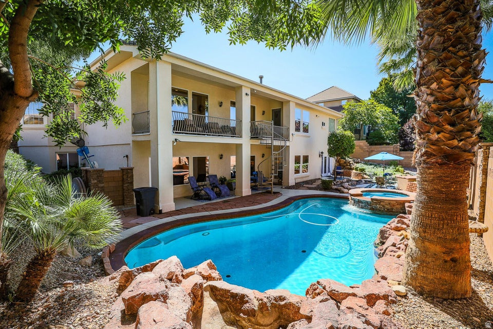 BOULDERS - Residential